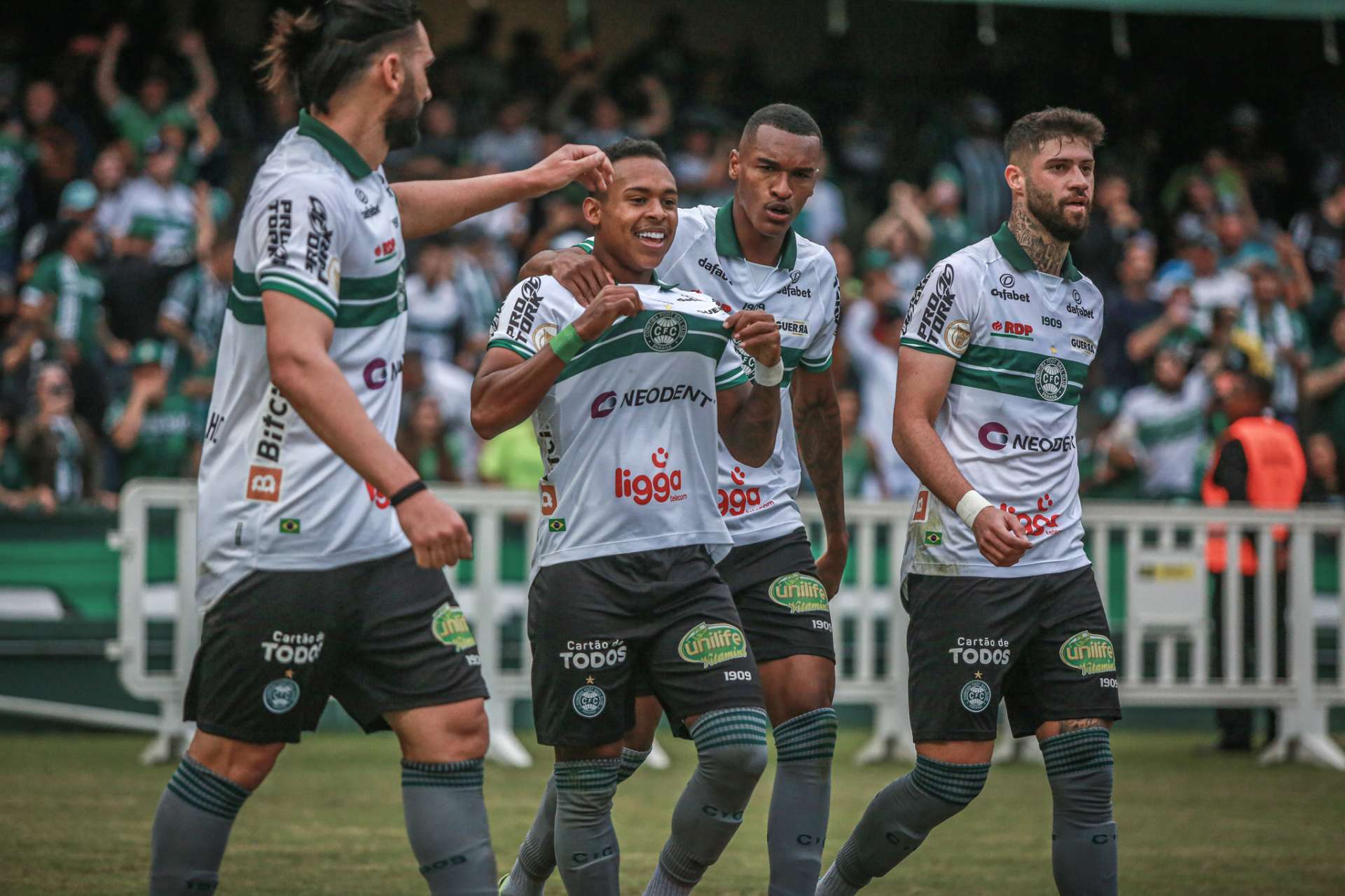 Coxa vence mais uma no Couto Pereira e entra no G6