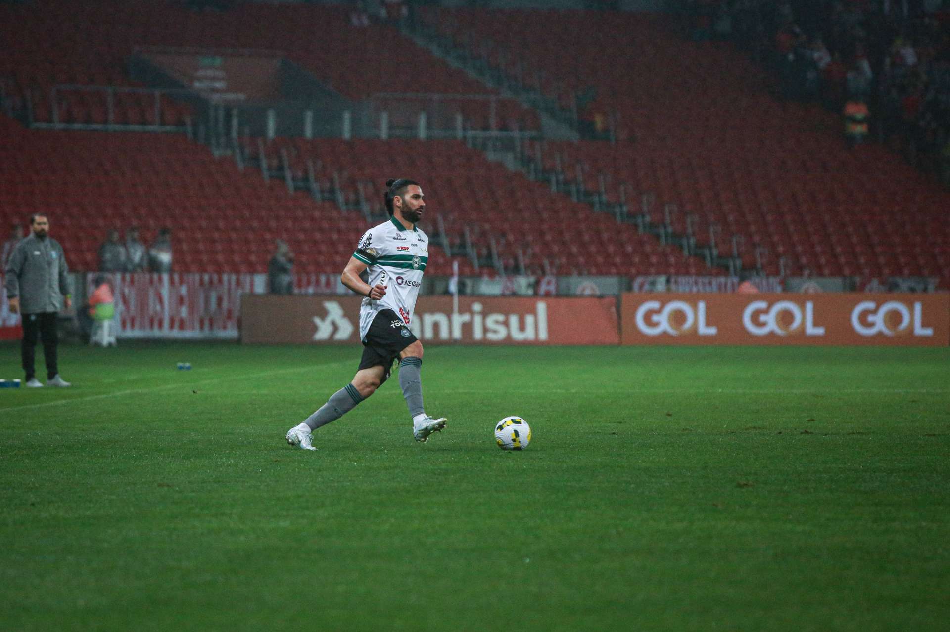Vit�ria fora n�o vem e Coritiba perde em Porto Alegre