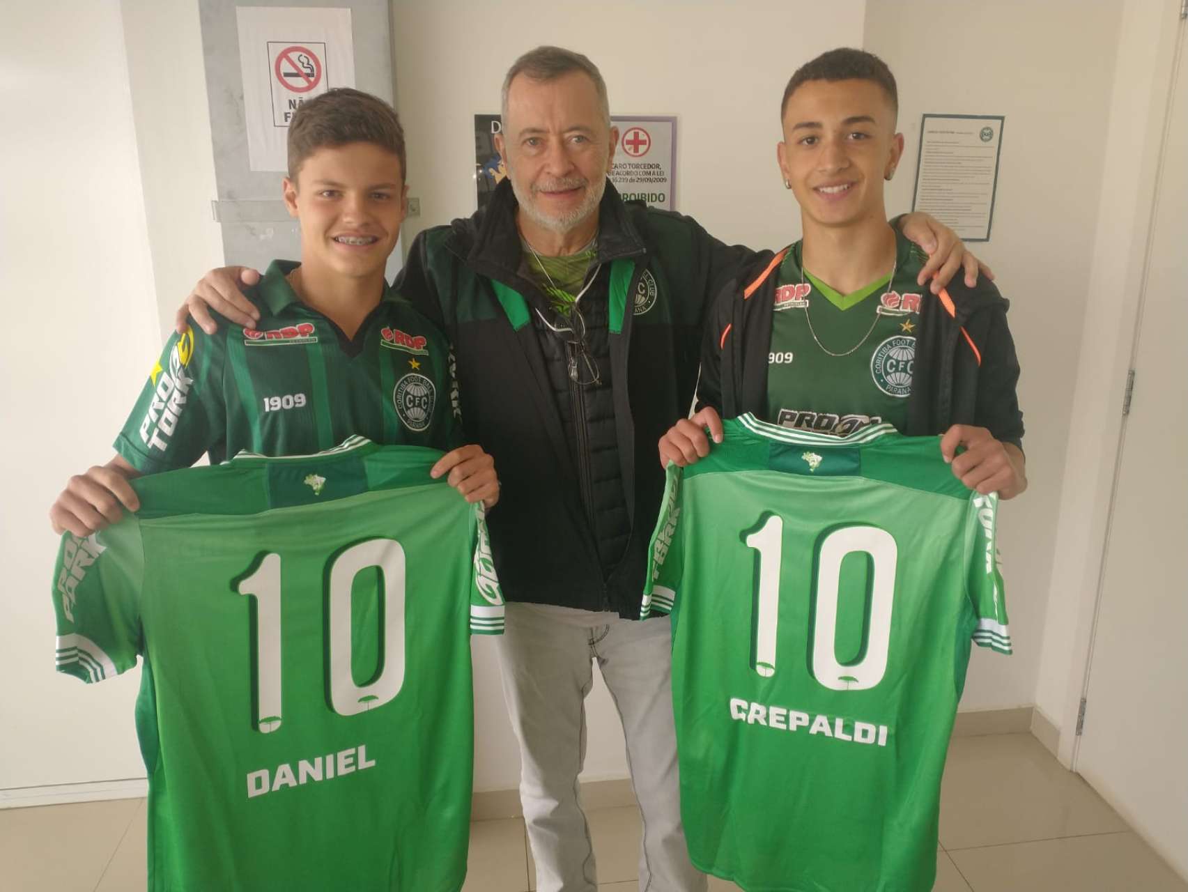 Ex craques e garotos da Base assistem jogo no camarote do presidente Juarez Moraes