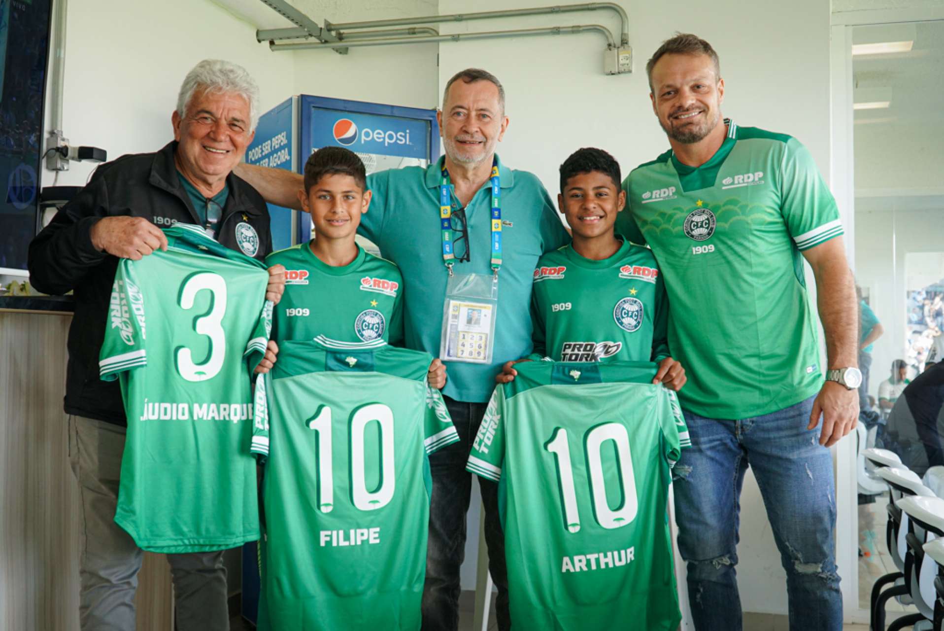 Dois convidados especiais no camarote do presidente do Coxa