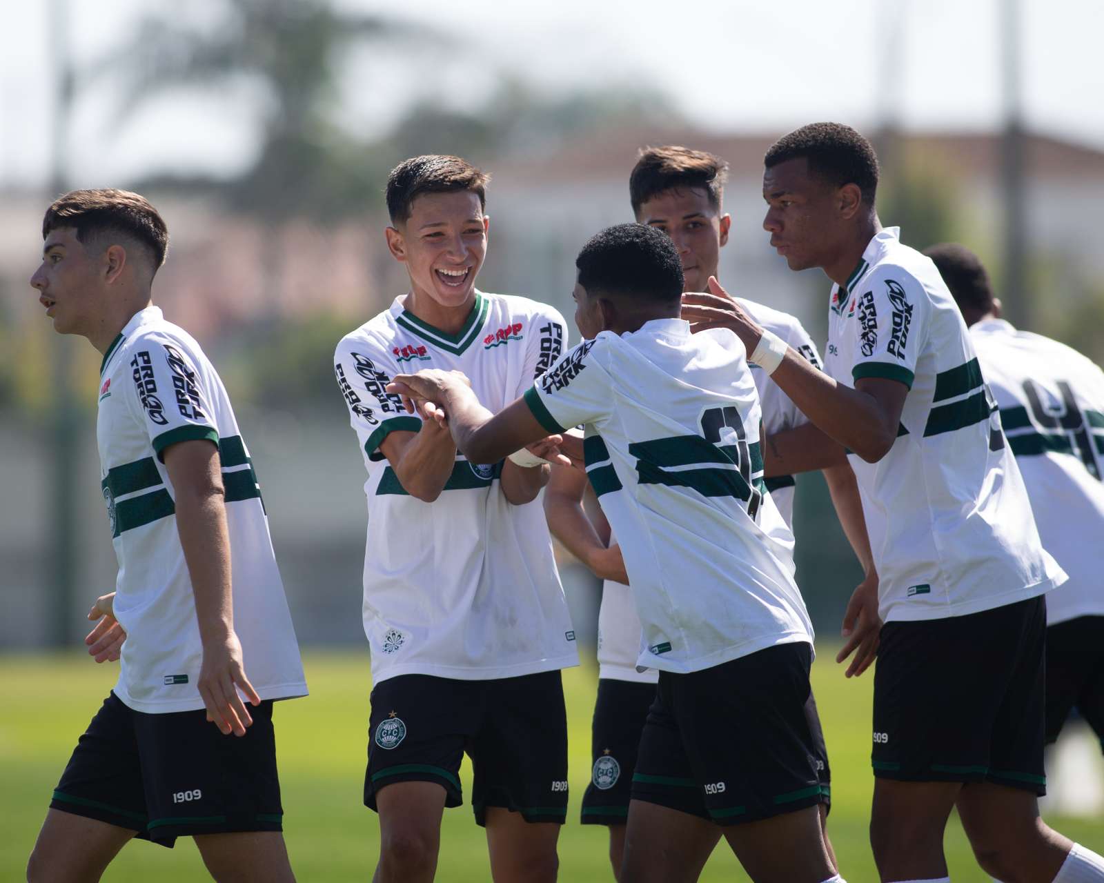 Pi�s do Couto vencem pelo Paranaense