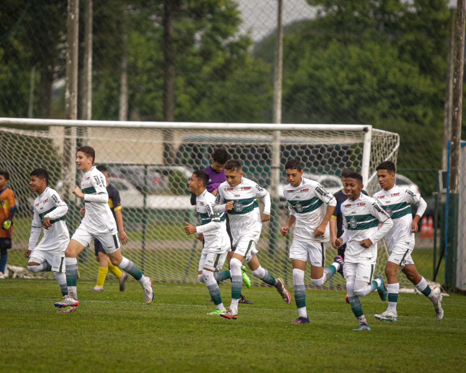 Piazada do Sub-13 goleia na Ta�a Curitiba