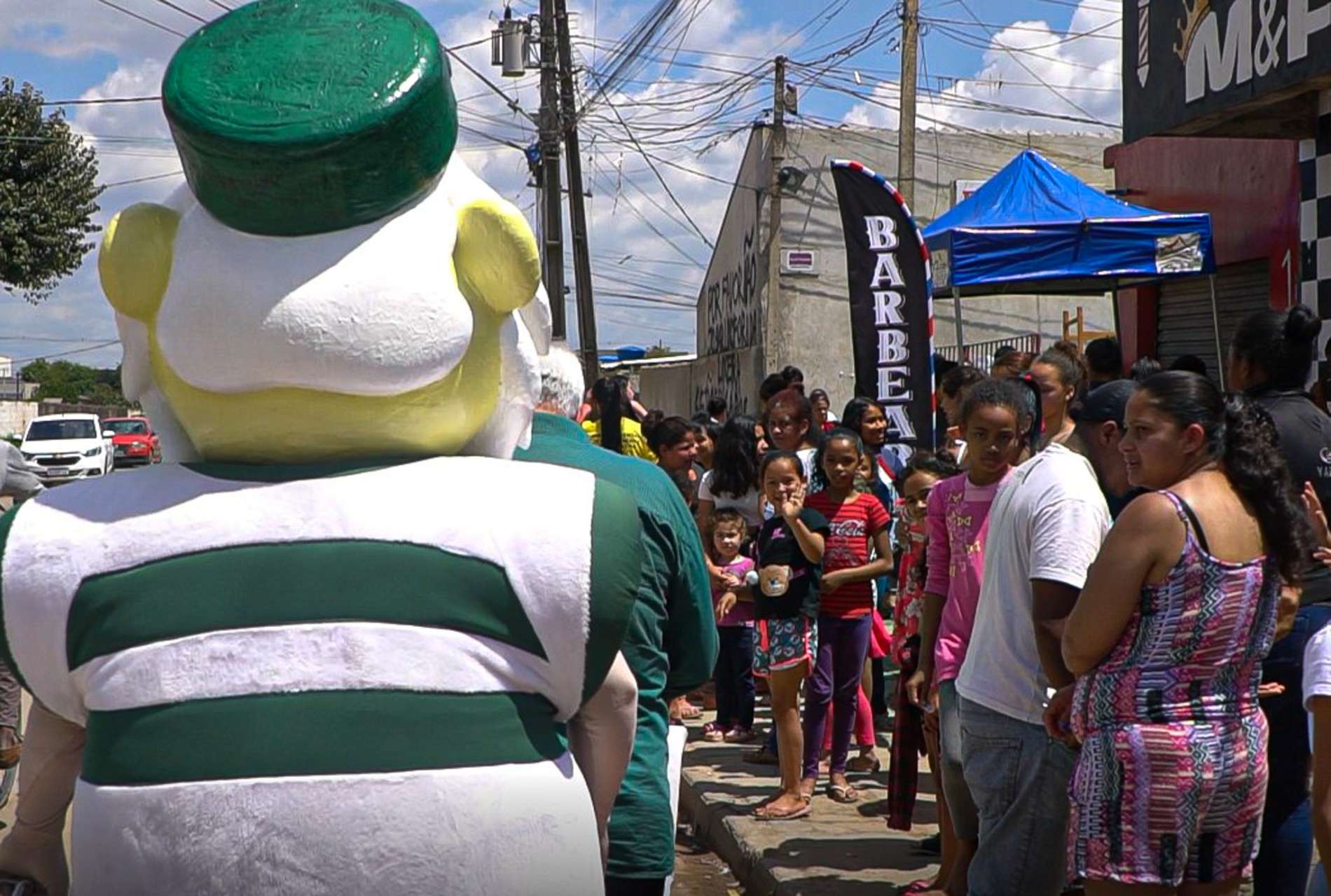  Crian�as recebem brinquedos arrecadados no Coxa Day