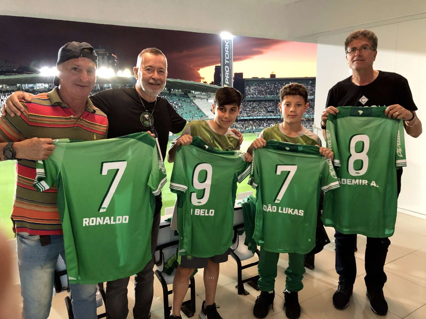 Convidados especiais no camarote do presidente do Coxa