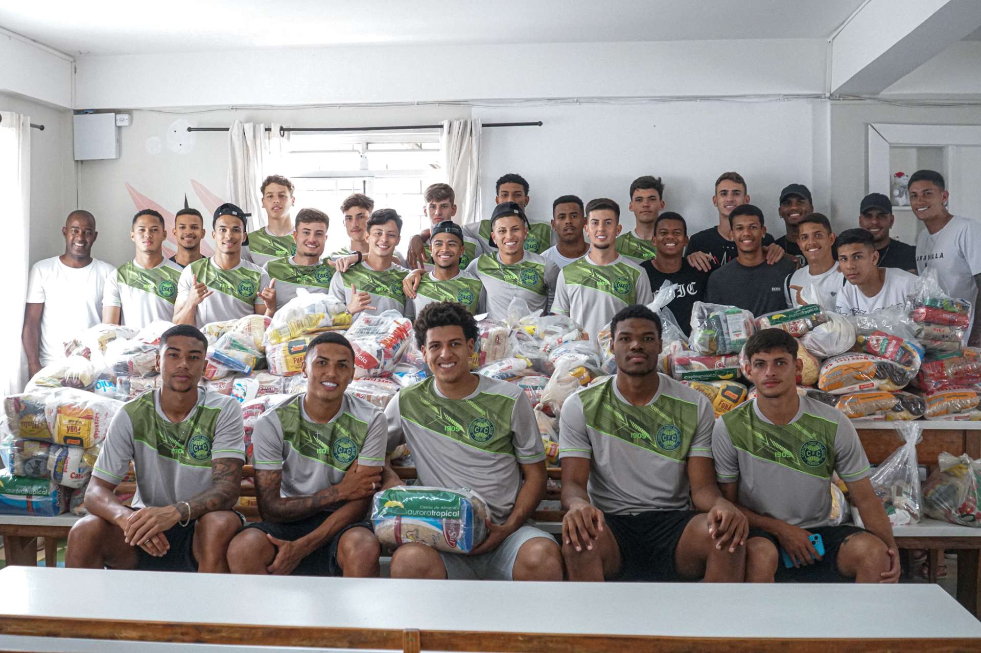 Elenco sub-20 realiza entrega de alimentos