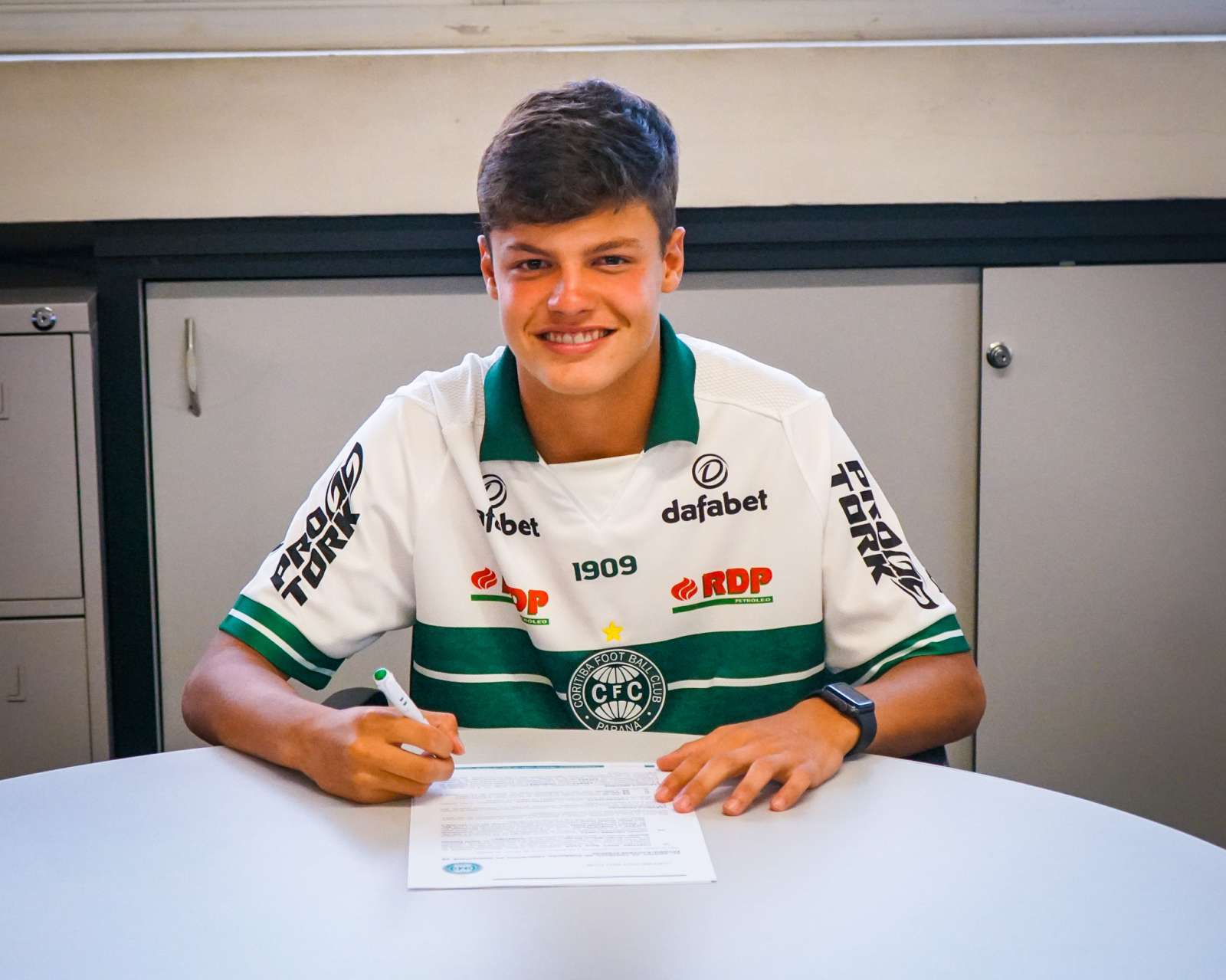 Coritiba renova v�nculo com atleta da base