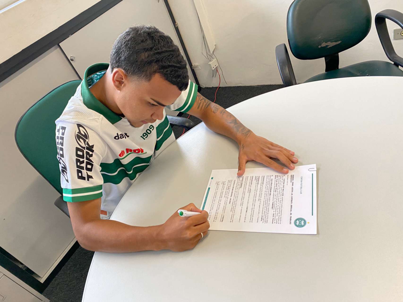 Kaio renova v�nculo com o Coritiba