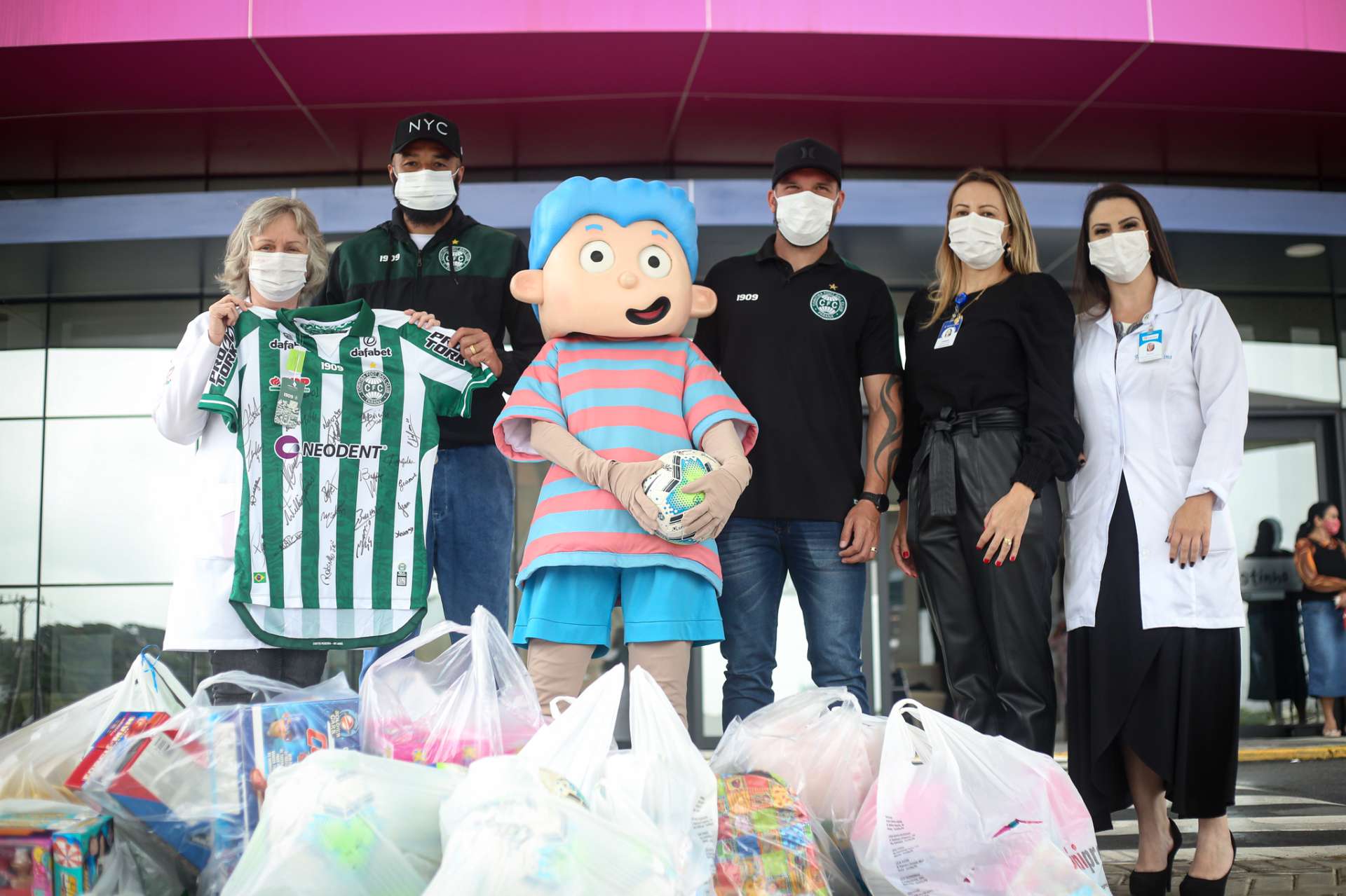 Atletas do Coritiba visitam crian�as do Erastinho