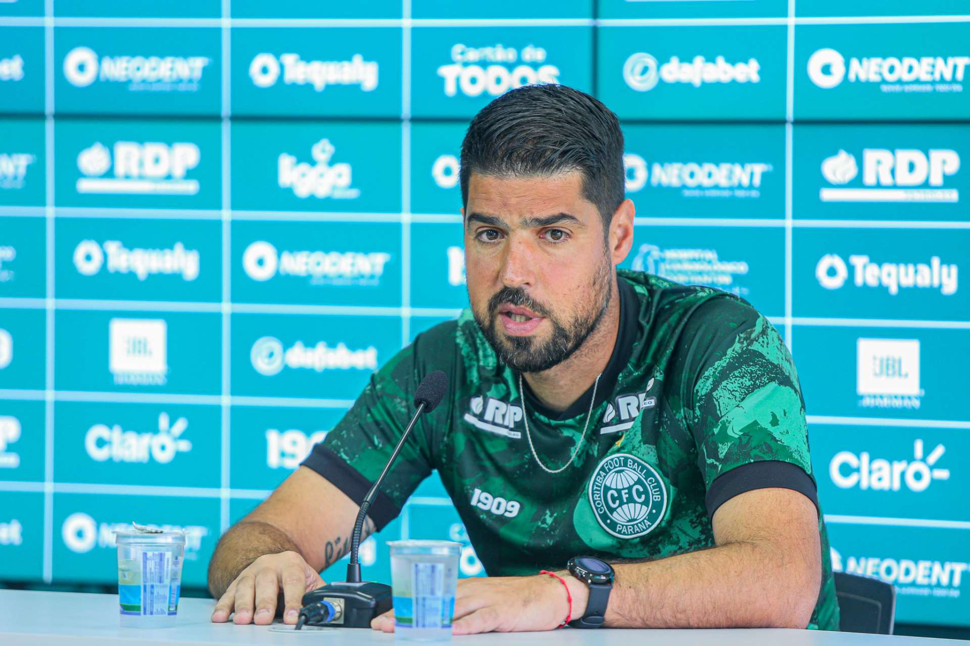 Ant�nio Oliveira � apresentado oficialmente para a imprensa 