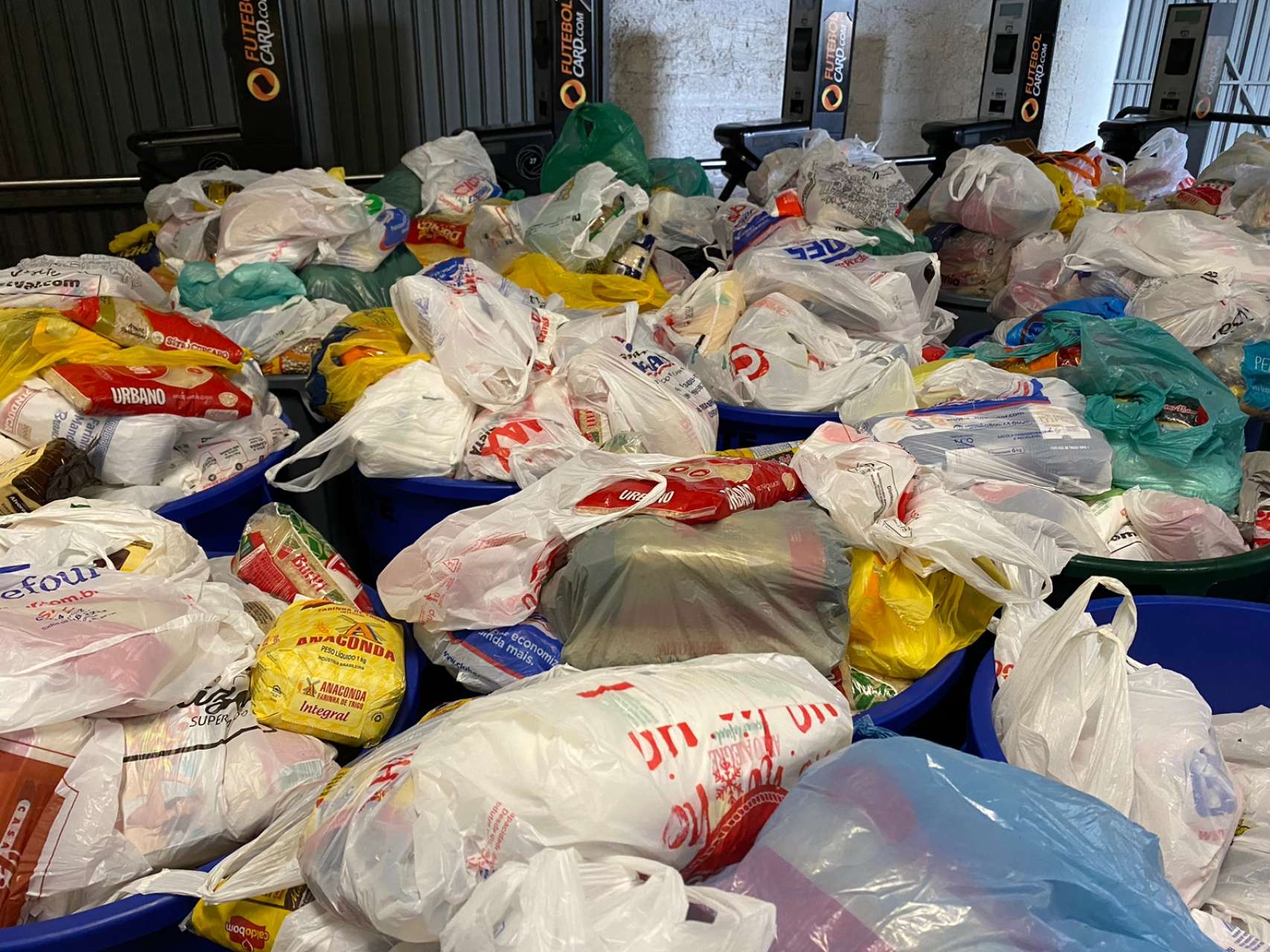 Coritiba arrecada 12 toneladas de alimentos
