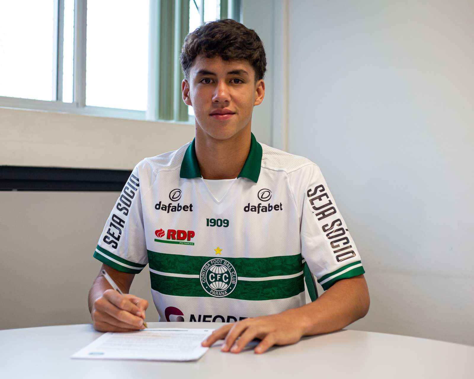 Thiago Azaf assina contrato profissional com o Coxa