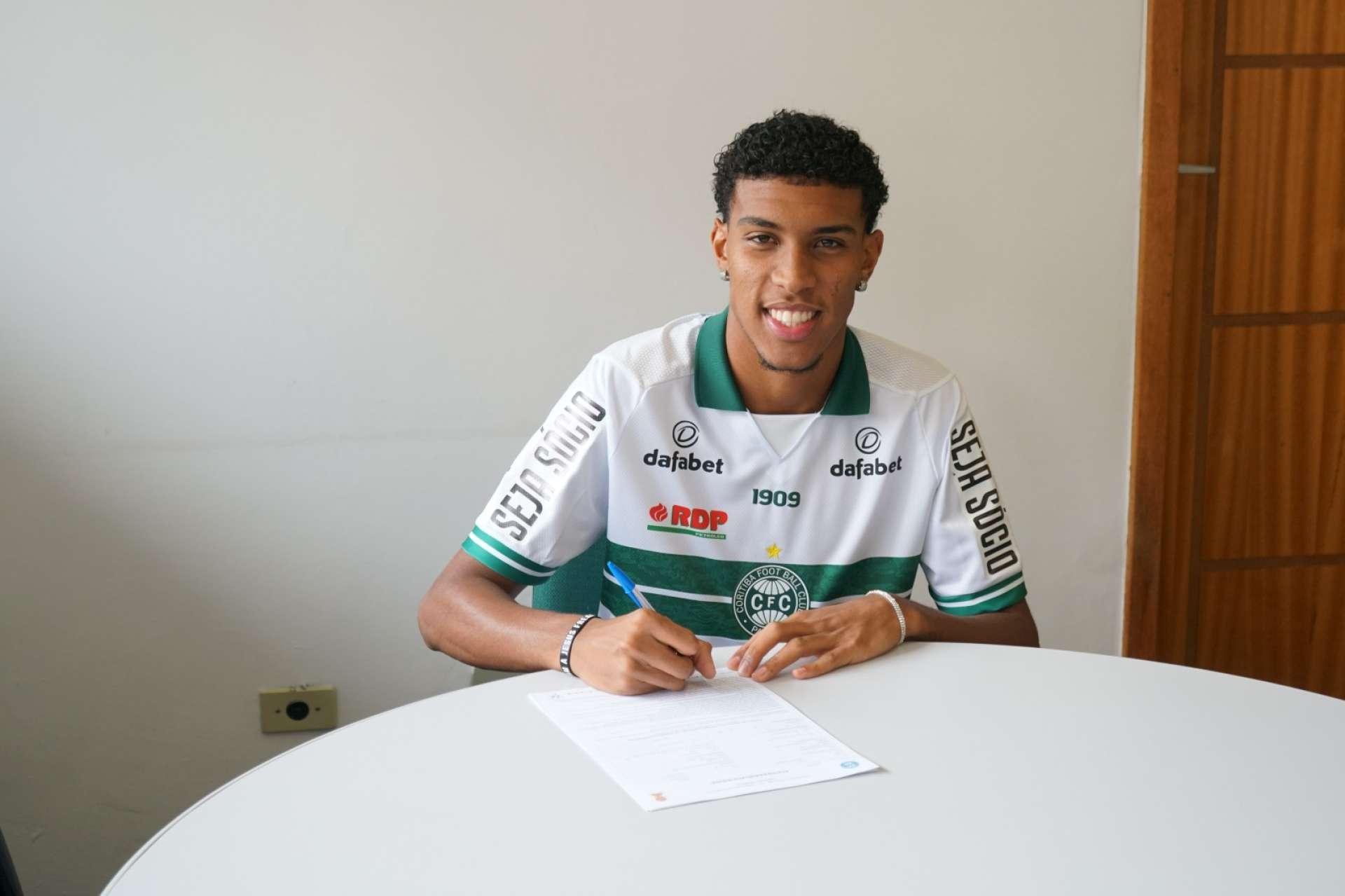 Coritiba renova v�nculo com atleta do sub-20