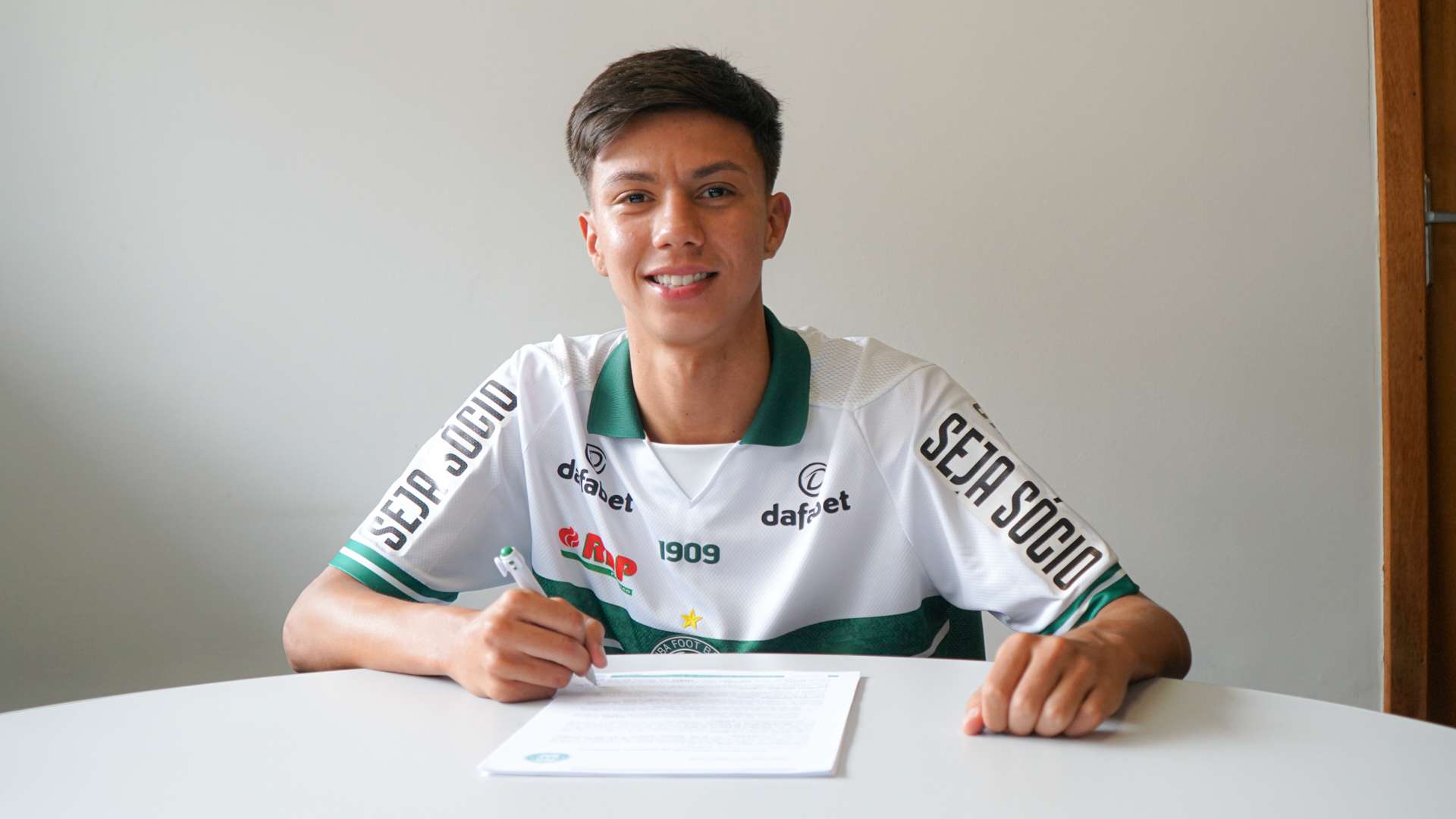 Jo�o V�tor assina contrato profissional