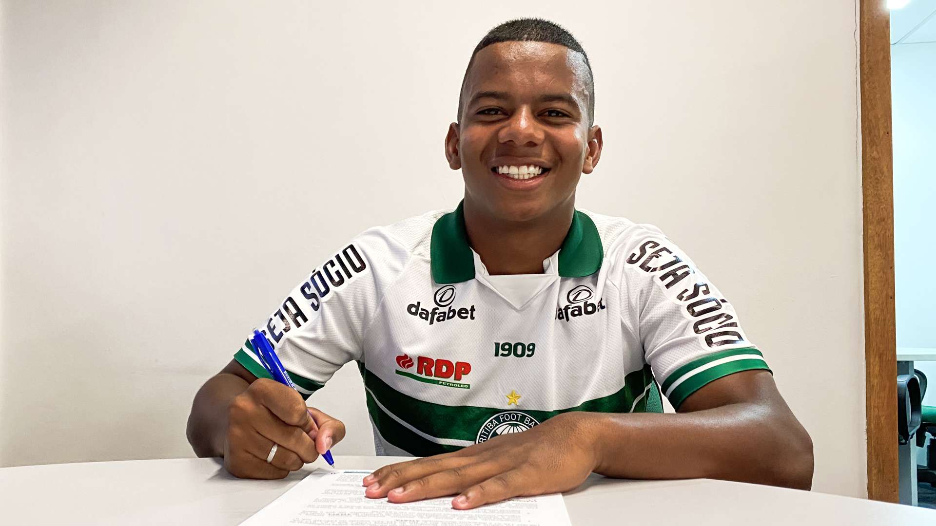 Coritiba renova v�nculo com Diogo Batista