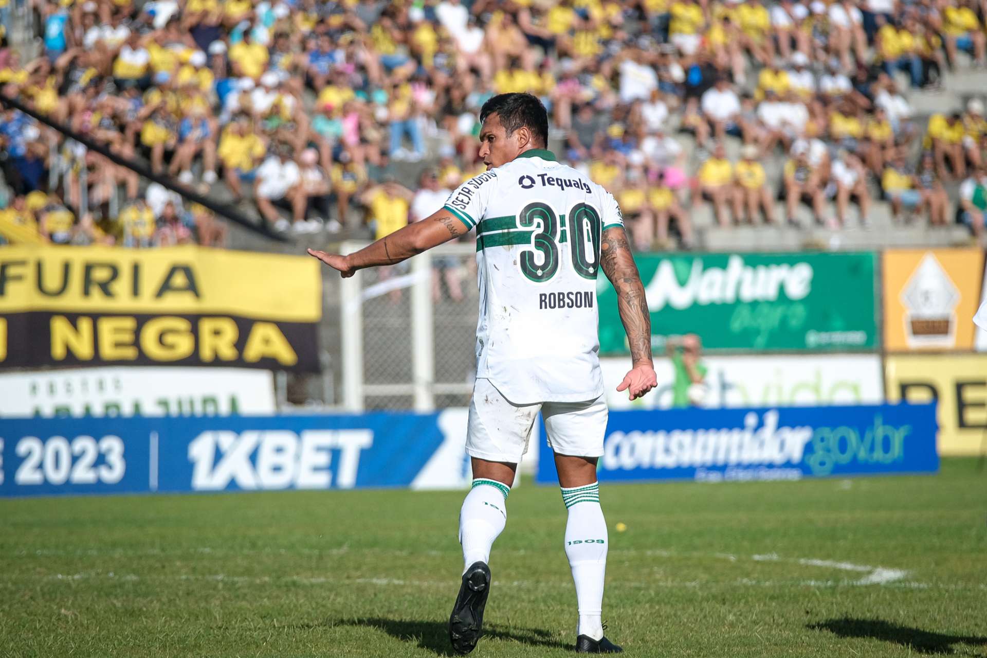 Rev�s no primeiro confronto
