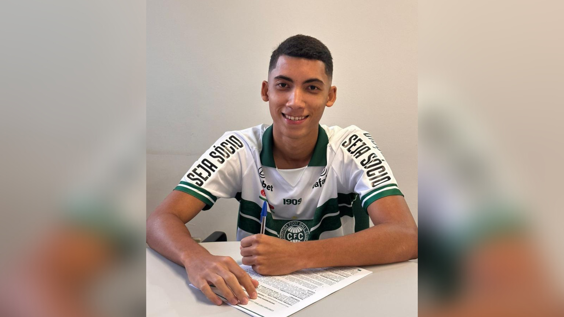 Tiago Morais assina contrato profissional com o Coritiba
