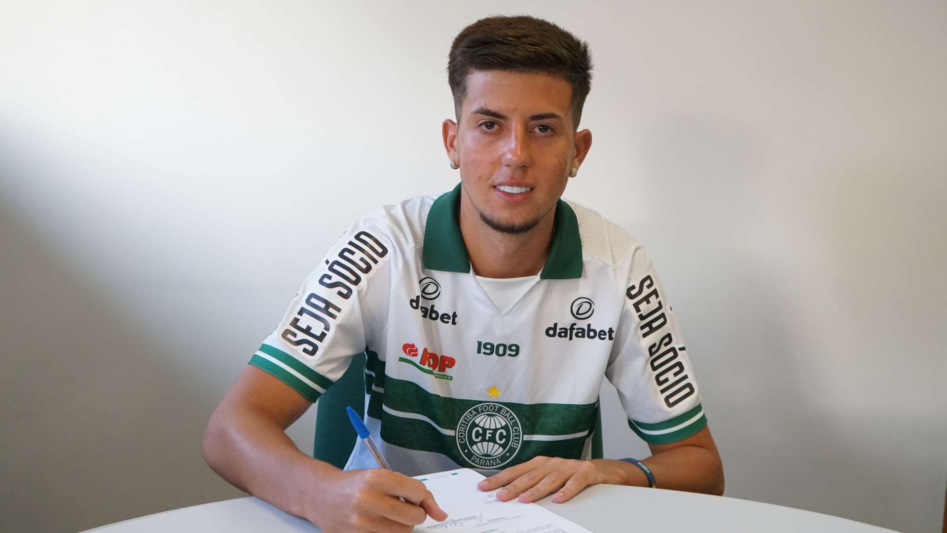 Lucas Rafael renova seu v�nculo com o Coritiba 