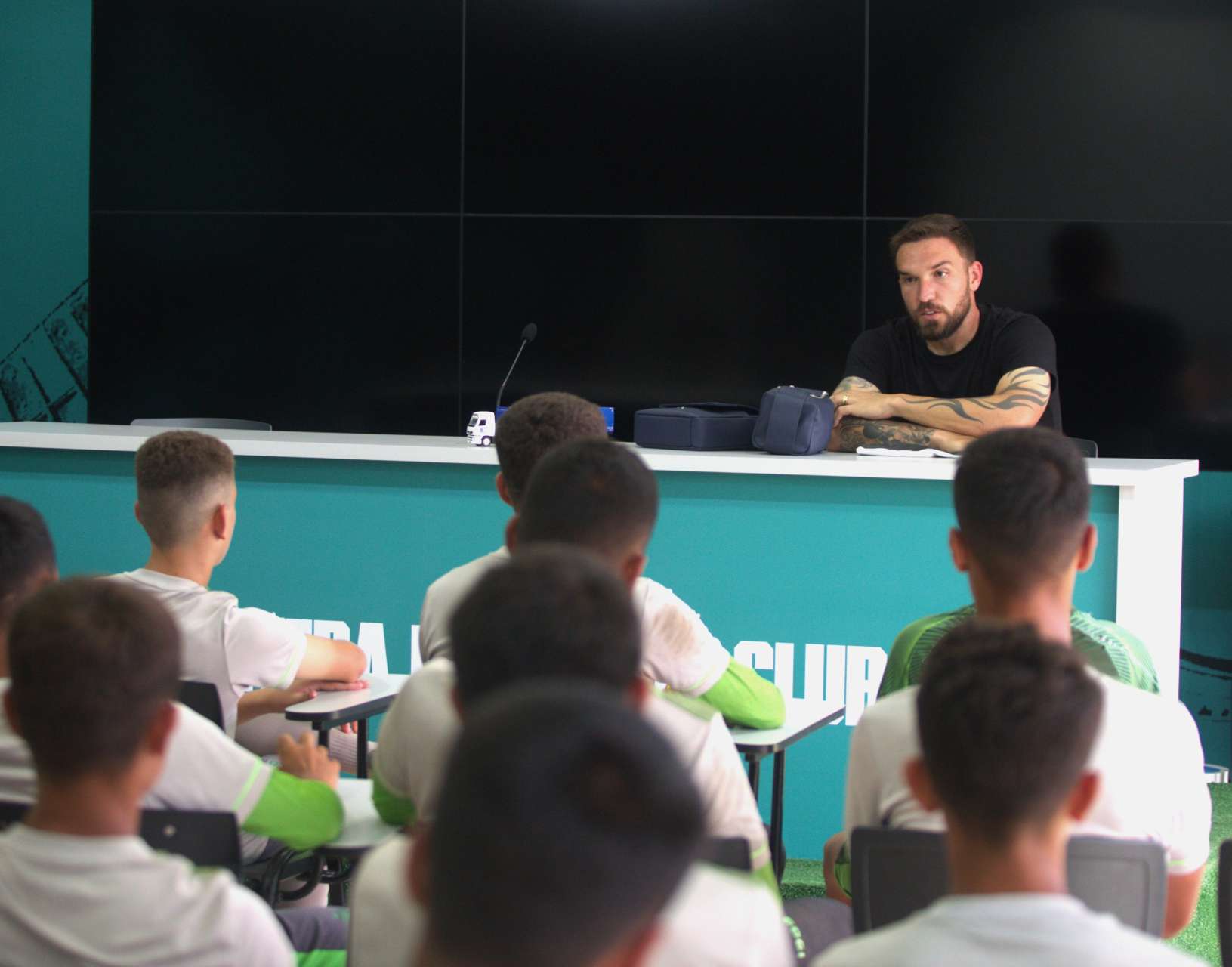 Willian Farias realiza palestra para os atletas do sub-15