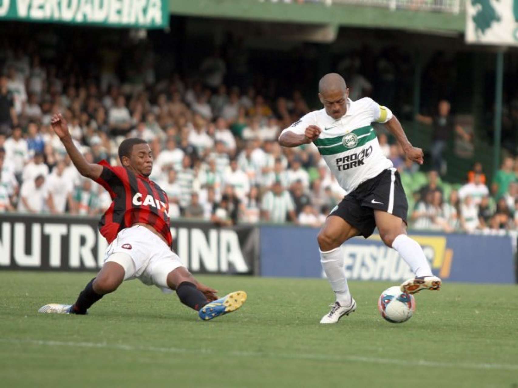Alex volta a marcar no Couto