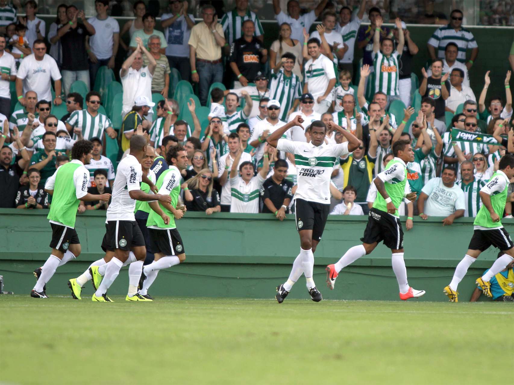Pereira marca no Atle-Tiba e faz hist�ria