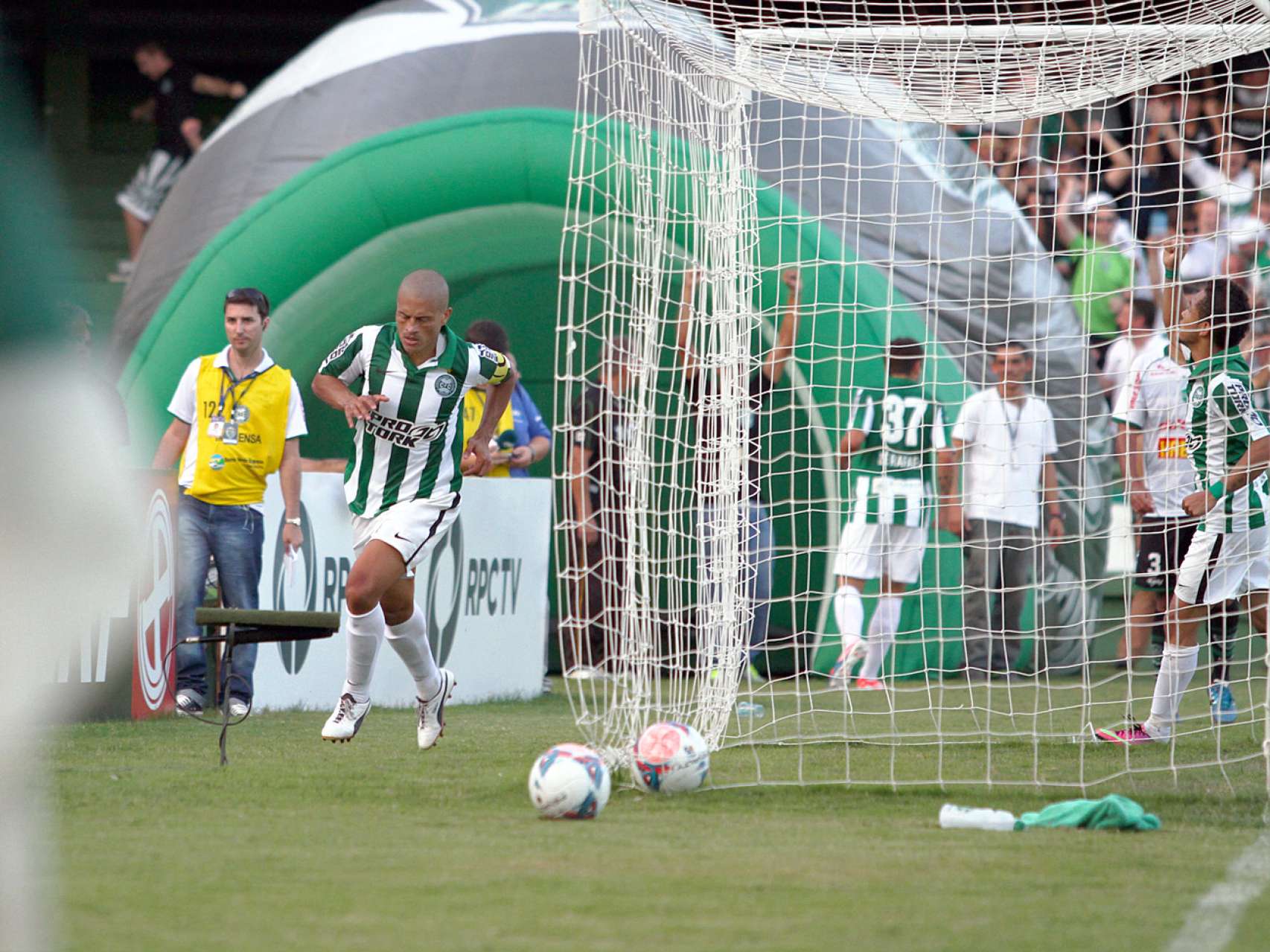 Alex marca gol que define a vit�ria