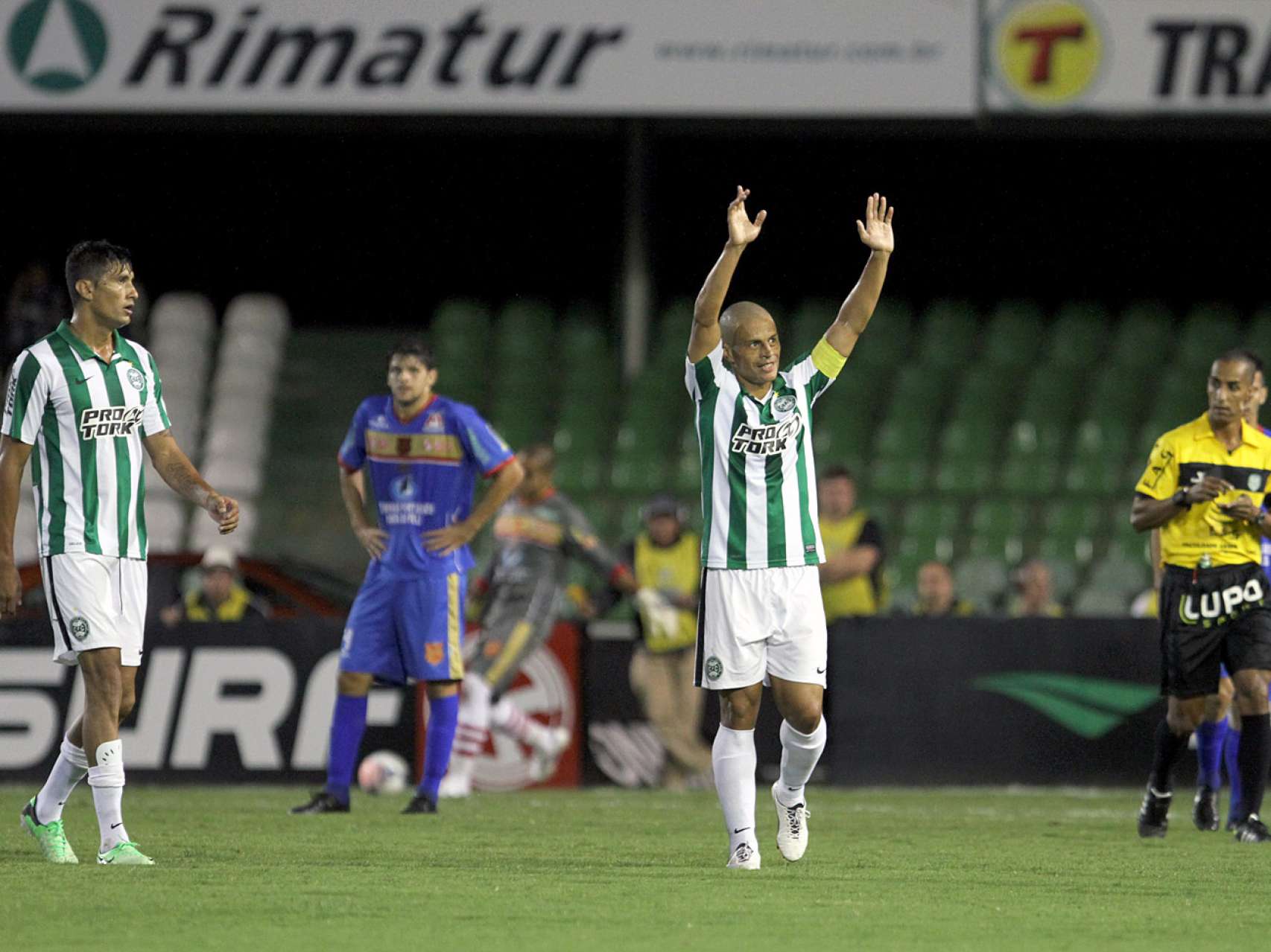 Alex n�o encara o Sousa