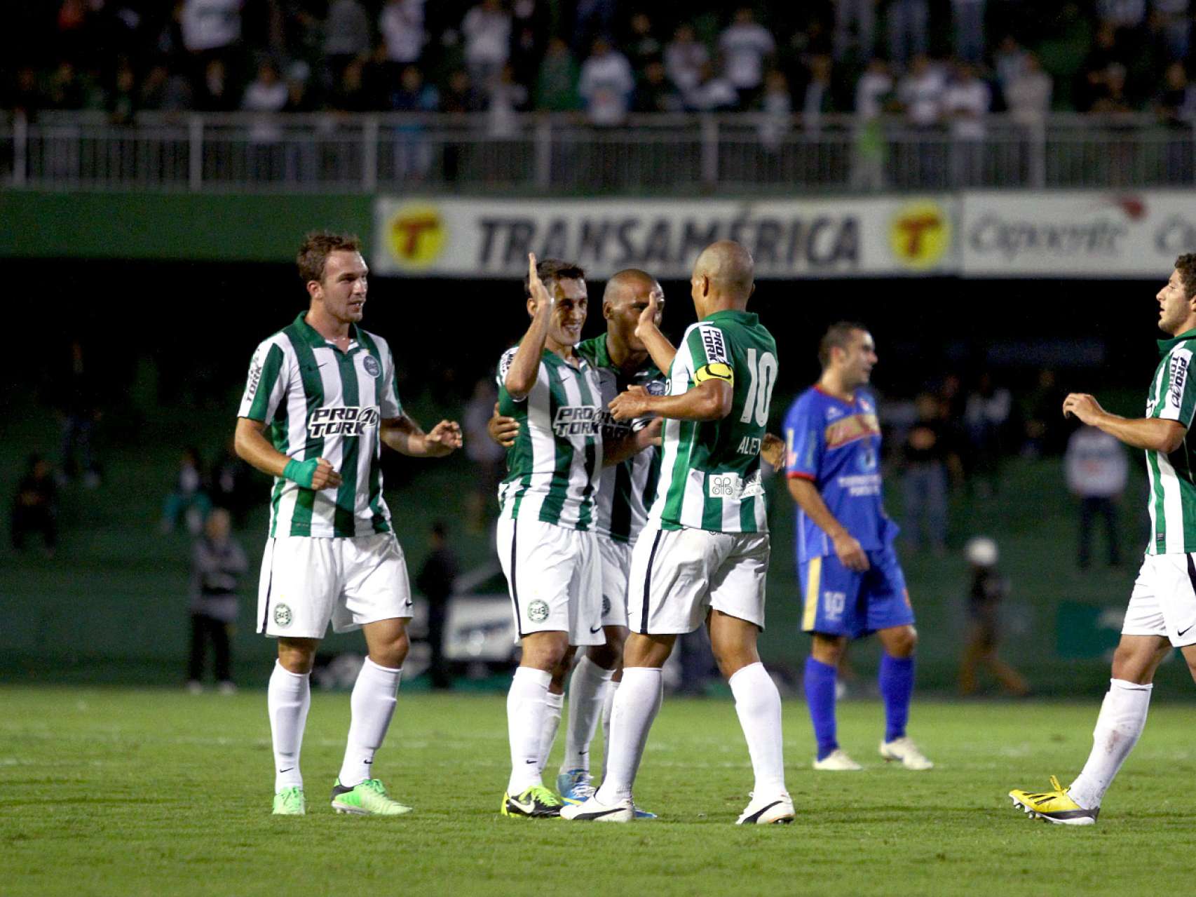 Al�m de marcar, Robinho amplia briga entre gar�ons