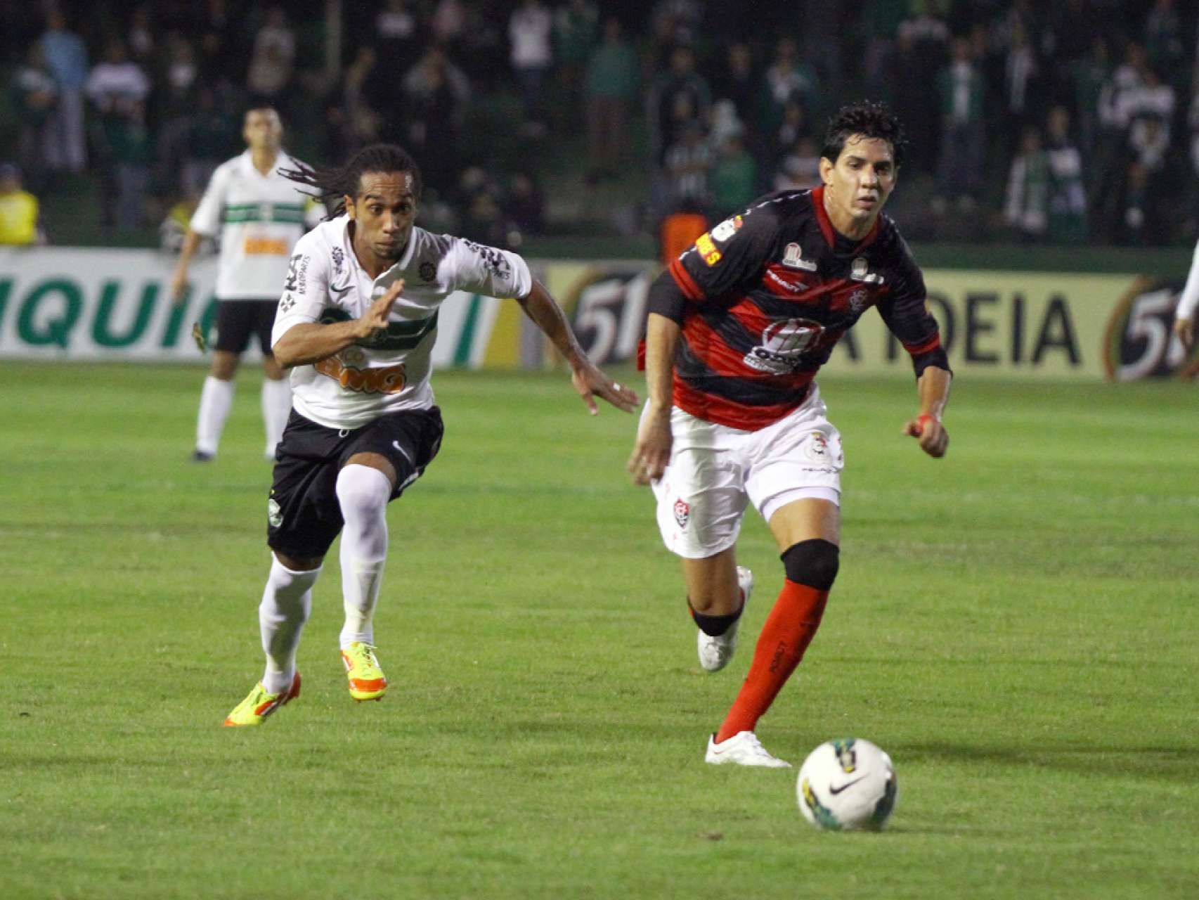 Coritiba e Vit�ria duelam na disputa pelos primeiros lugares