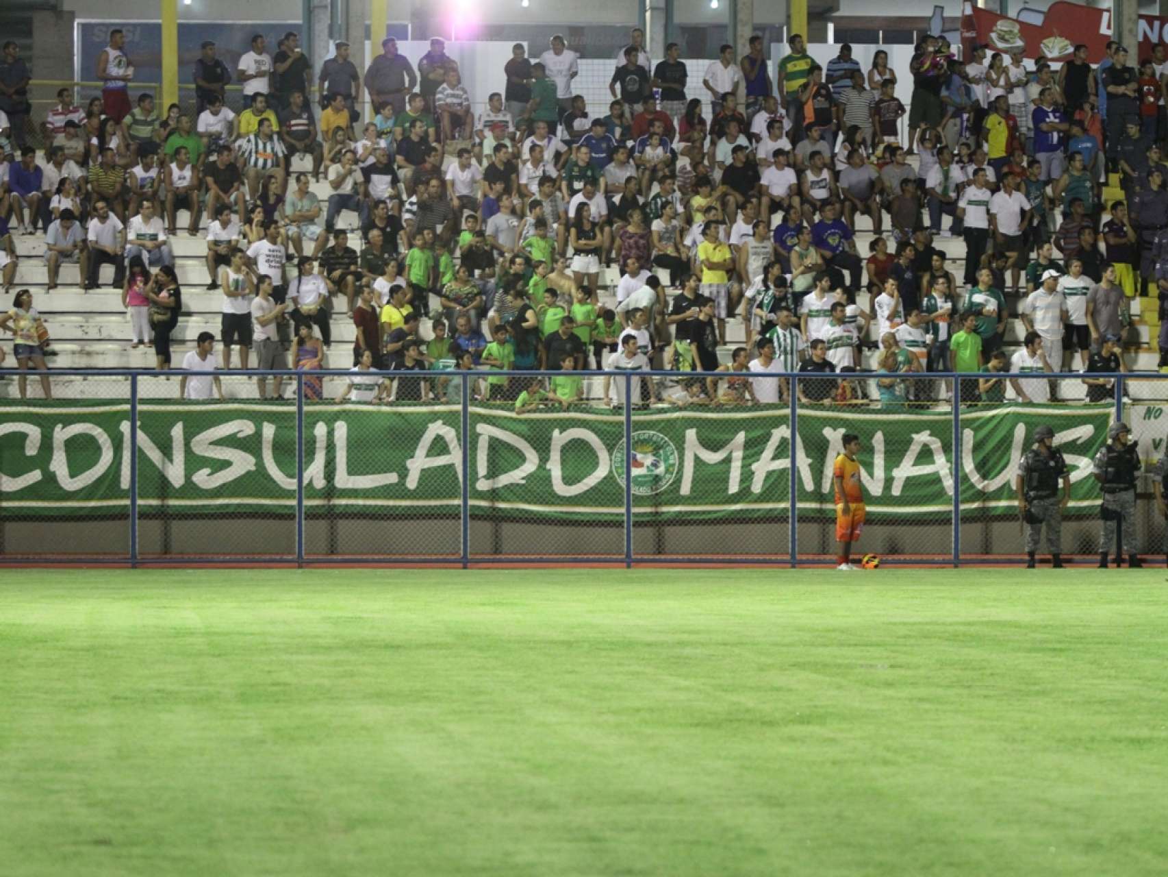 Torcida coxa-branca marca presen�a em Manaus