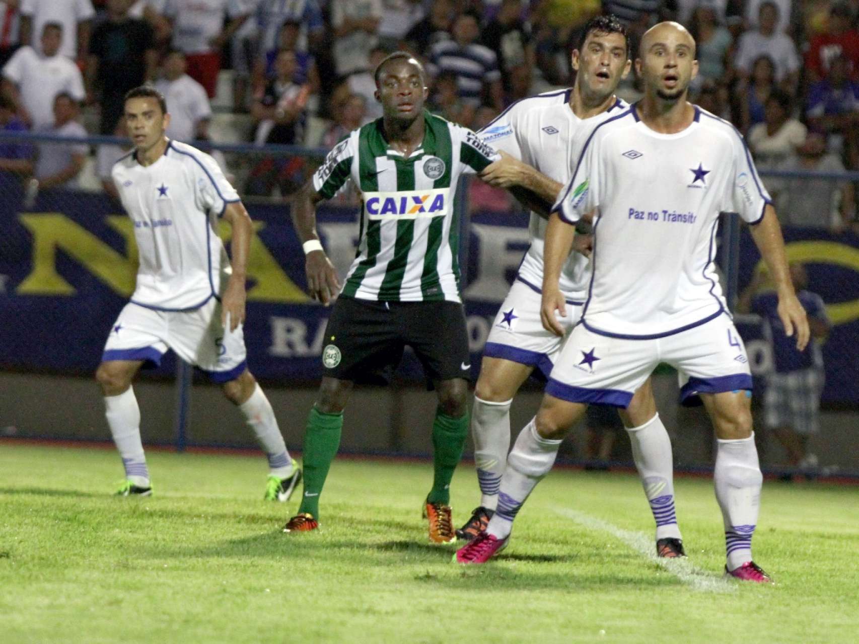 Coxa sofre rev�s fora de casa