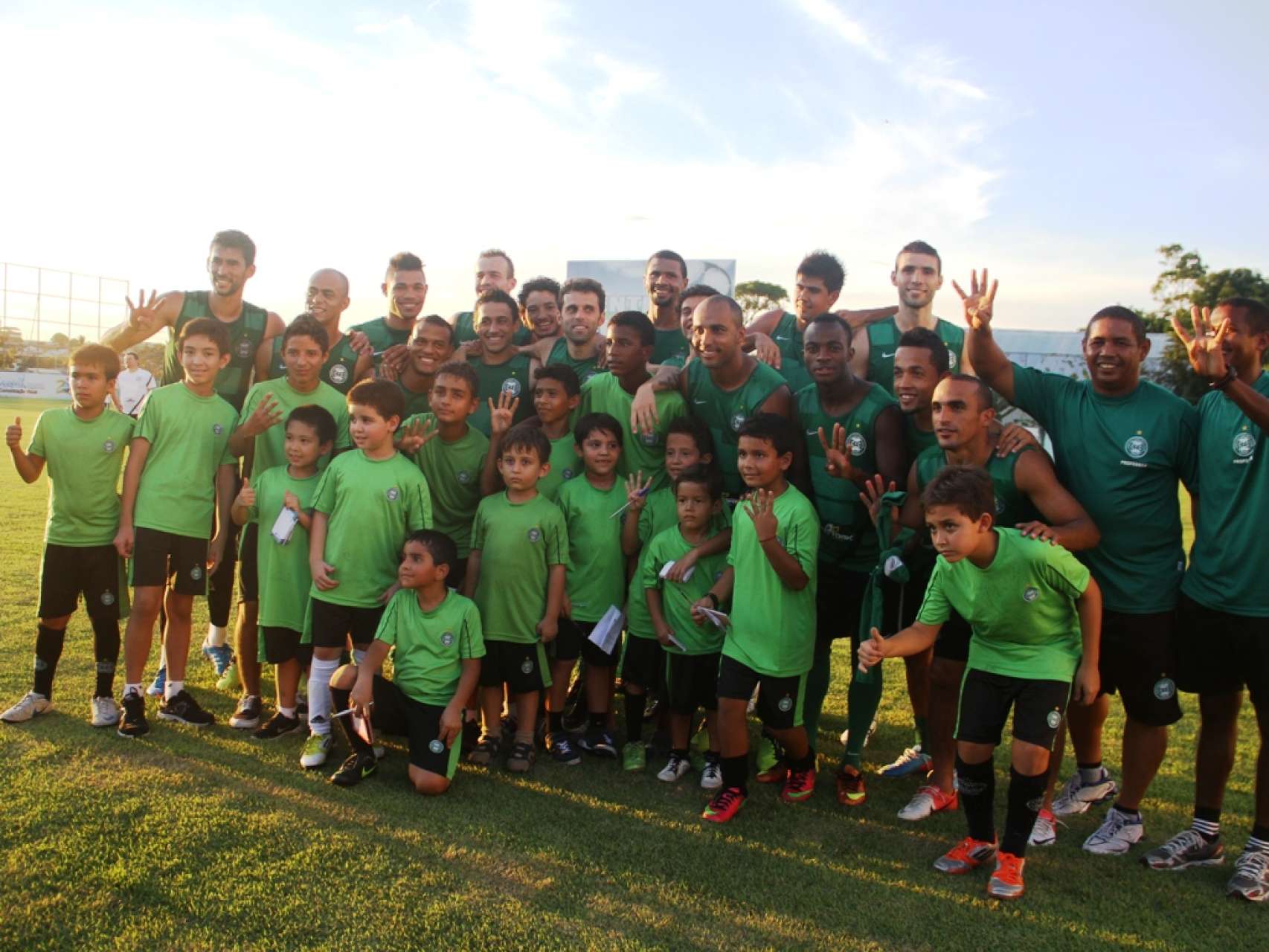 Escola Coxa Manaus comparece em peso ao treino alviverde