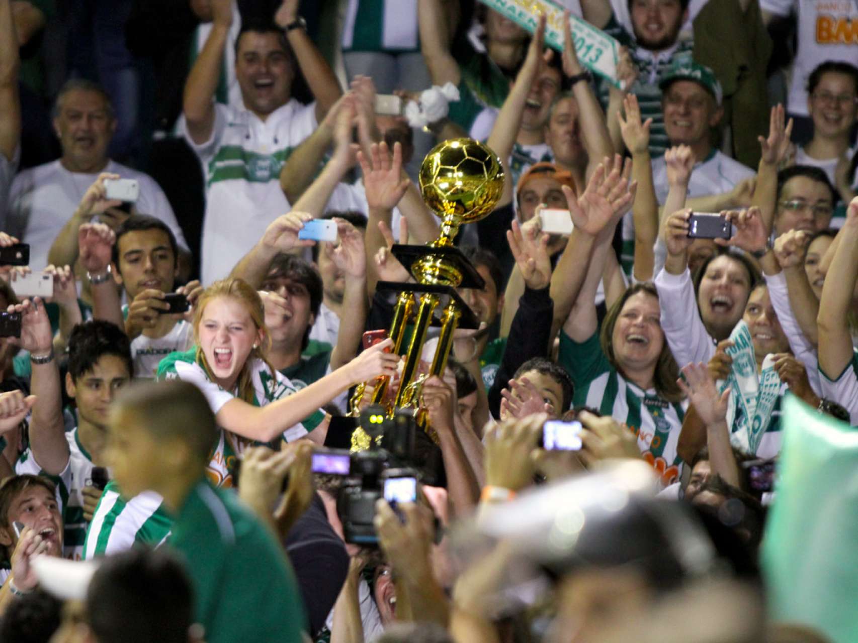 Torcida marcou presen�a e apoiou o Coxa at� o t�tulo