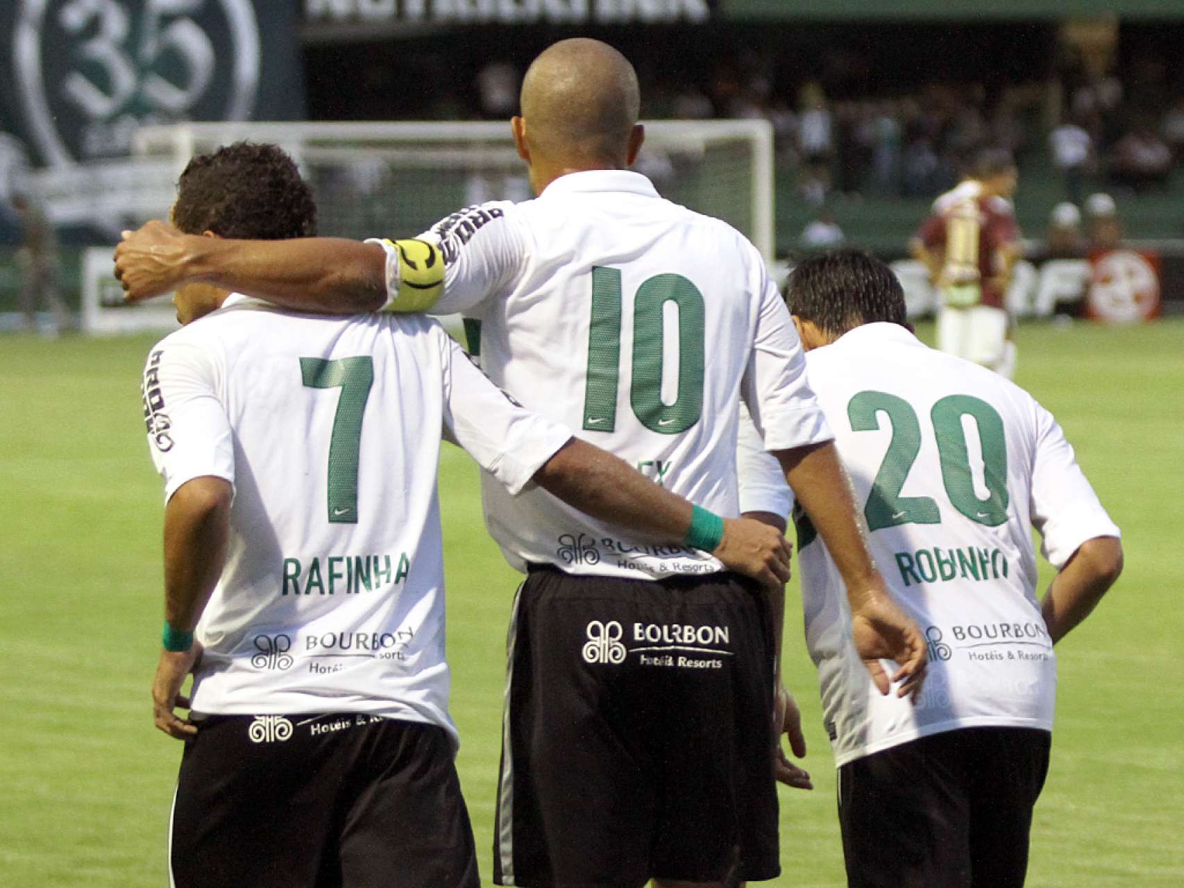 Coxa vence e � l�der isolado