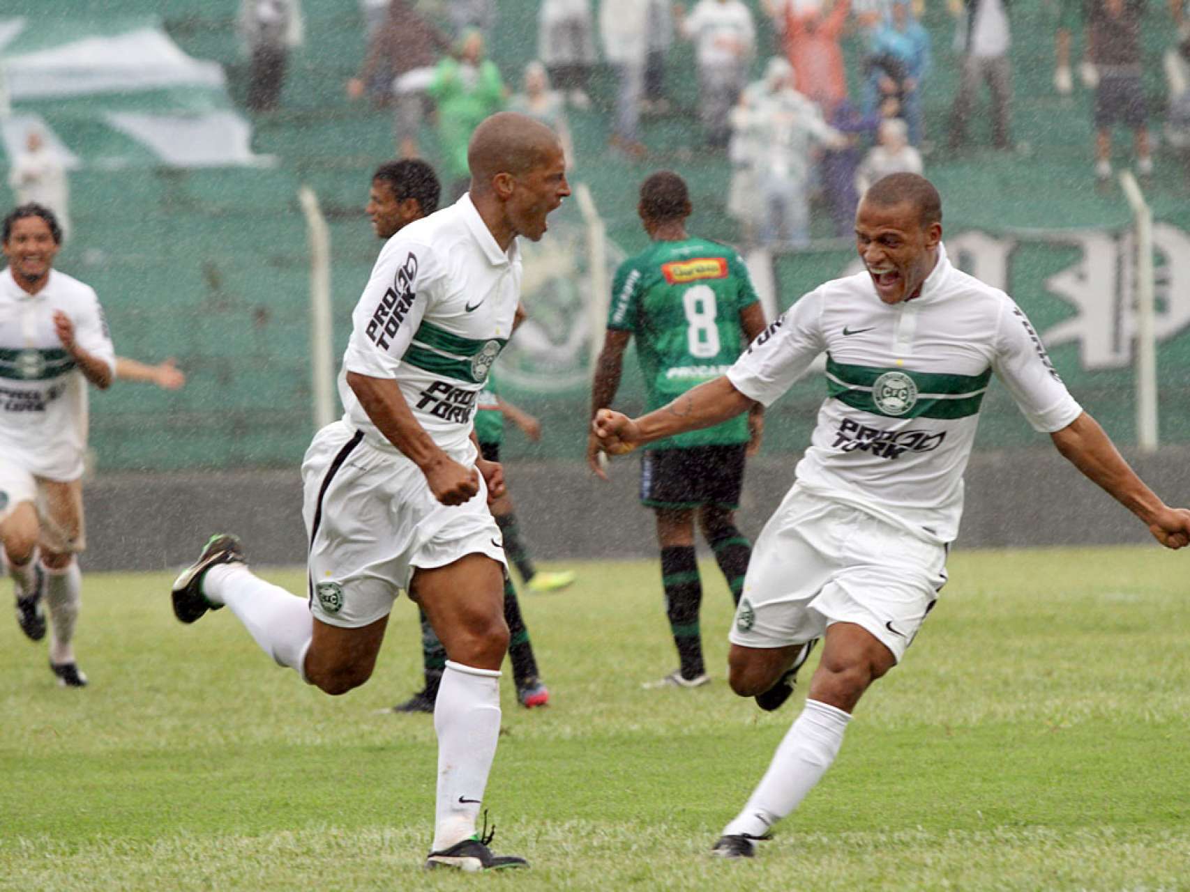 Alex marca e Coxa fica no empate