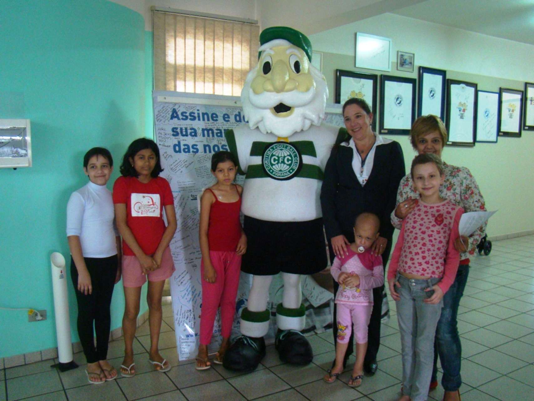 Coritiba Retribui promove a��o social na APACN