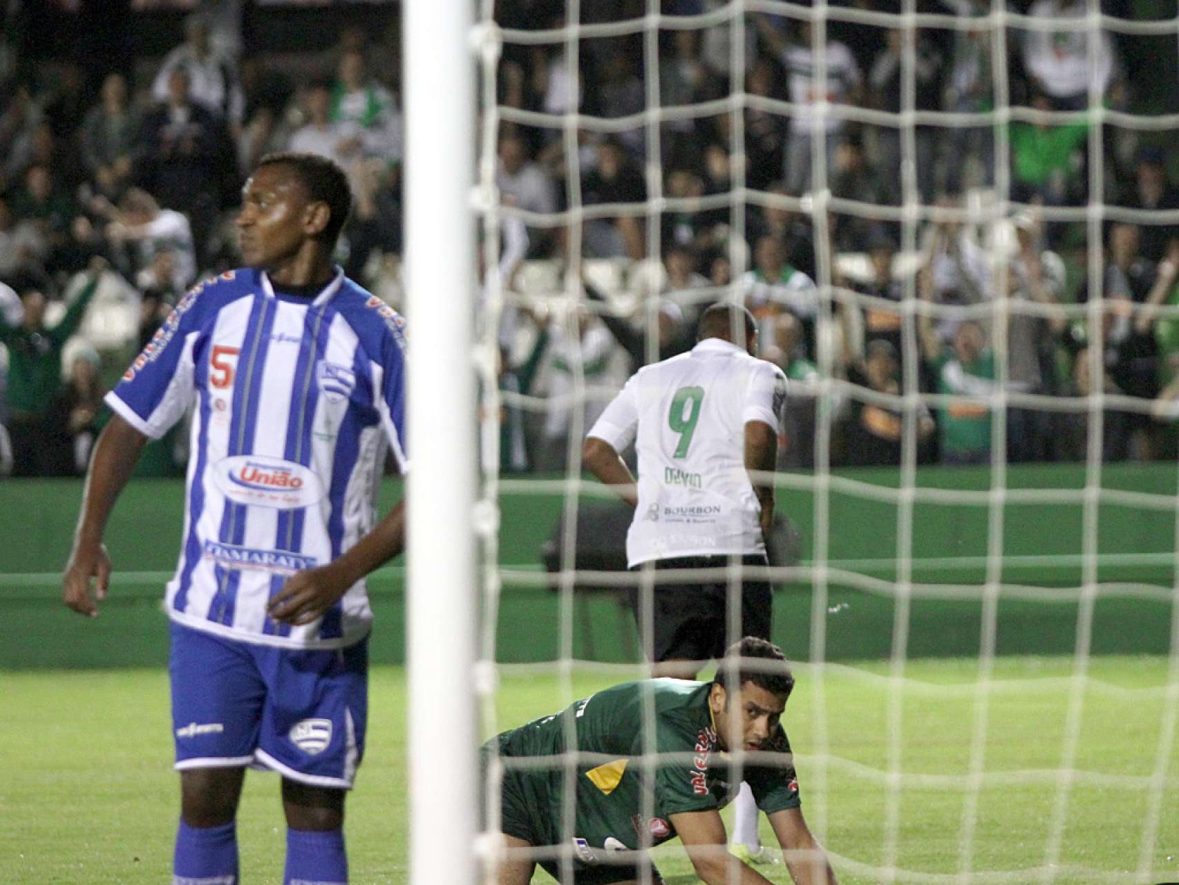 Fotos da vit�ria do Coxa sobre o Nacional