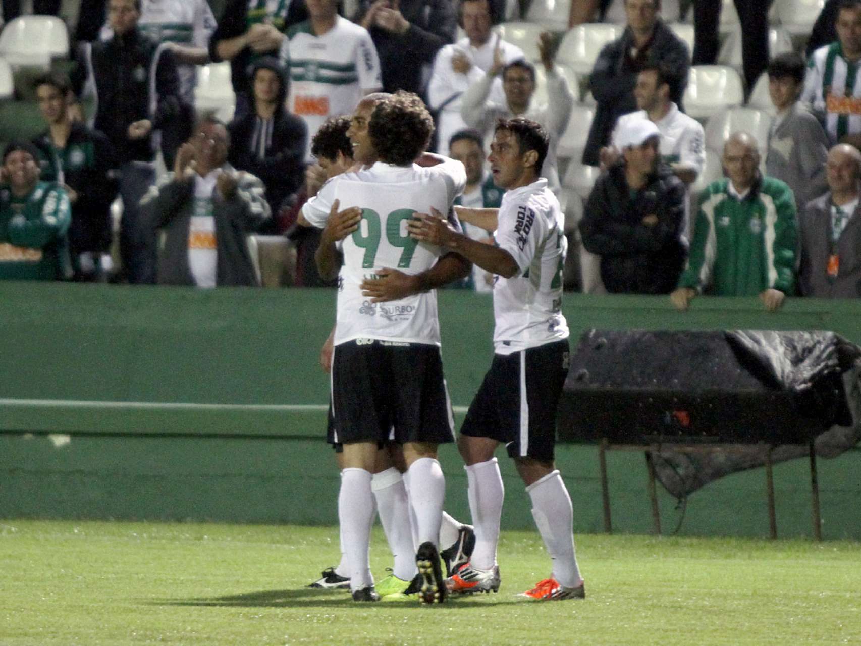Coxa vence mais uma e mant�m lideran�a na sexta rodada