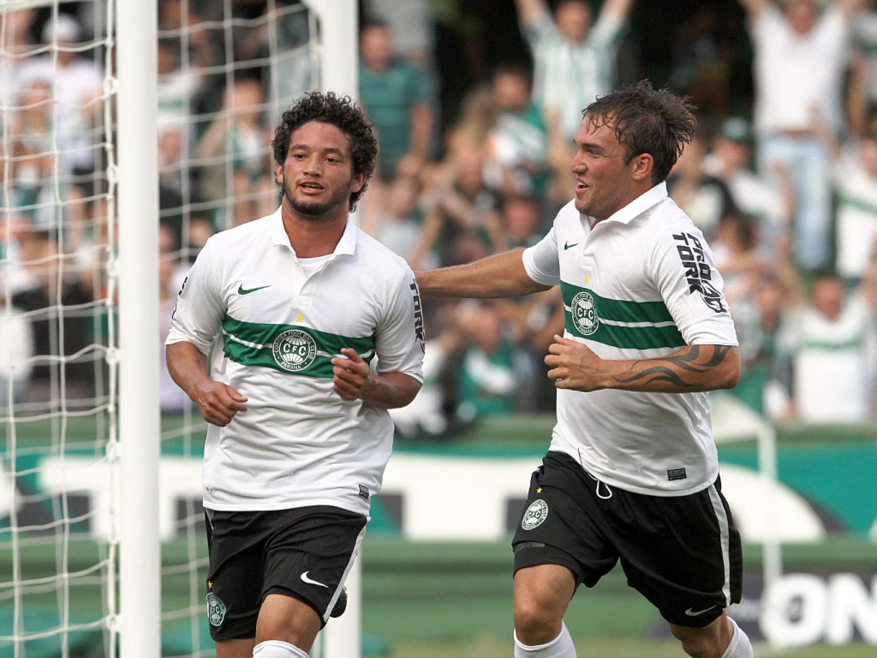 Coxa vence e assume a ponta