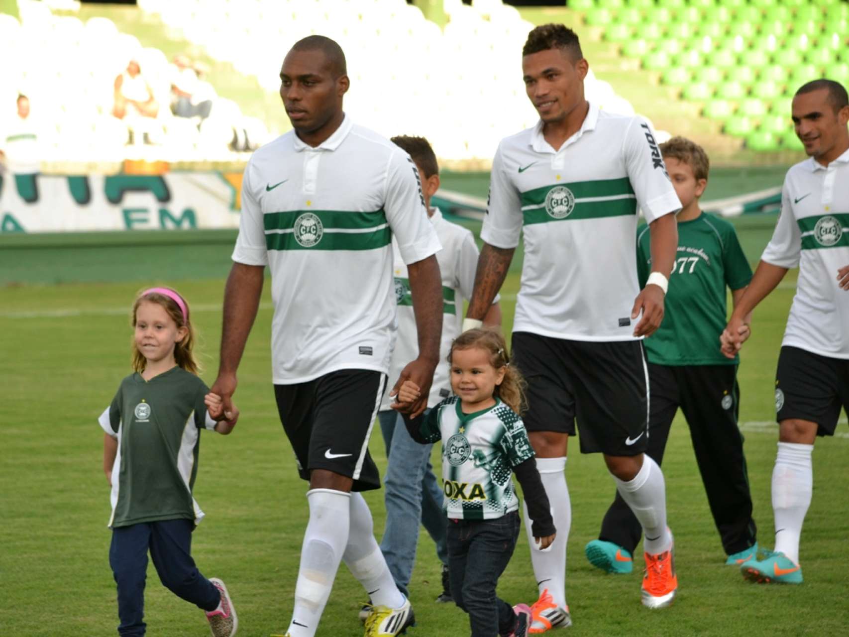 Veja fotos dos mascotinhos do jogo entre Coritiba x ACP