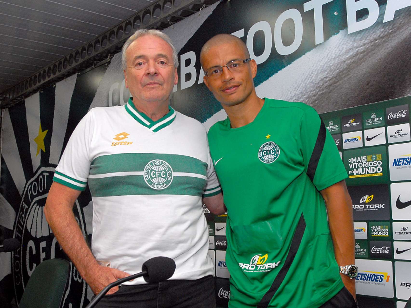S�cios participam da festa