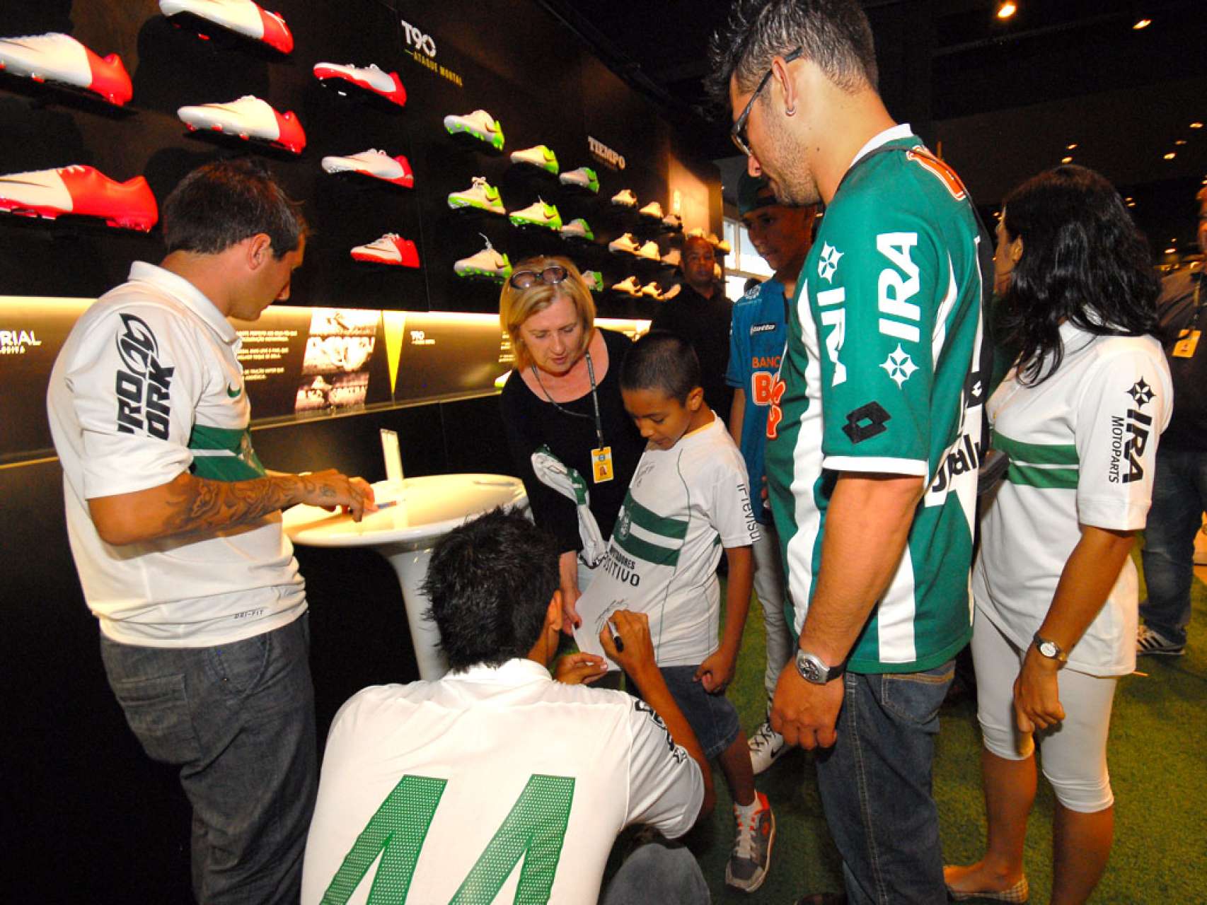 Confira imagens da sess�o de aut�grafos