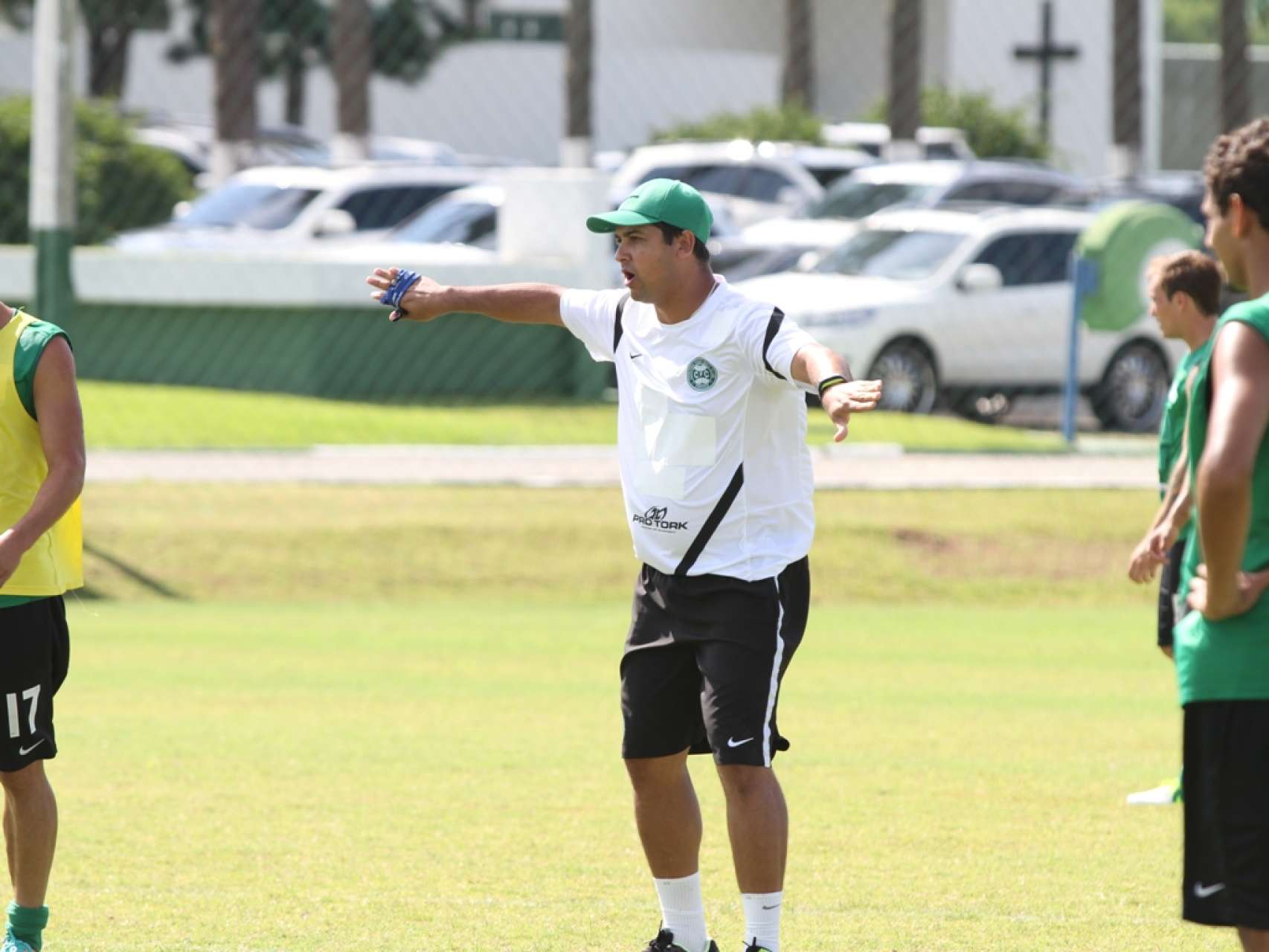 Treinador avalia op��es para jogos do final de semana