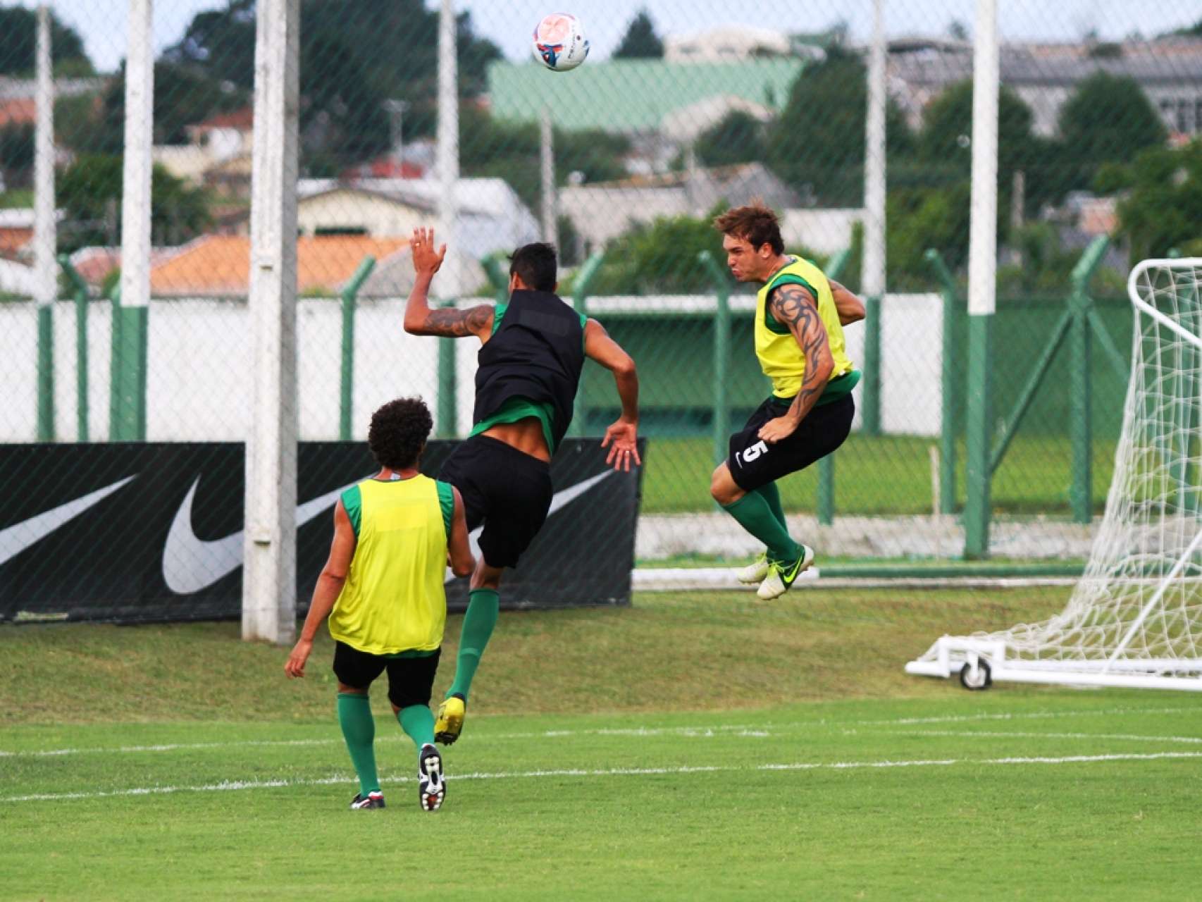 Confira fotos do treino coxa-branca no CT