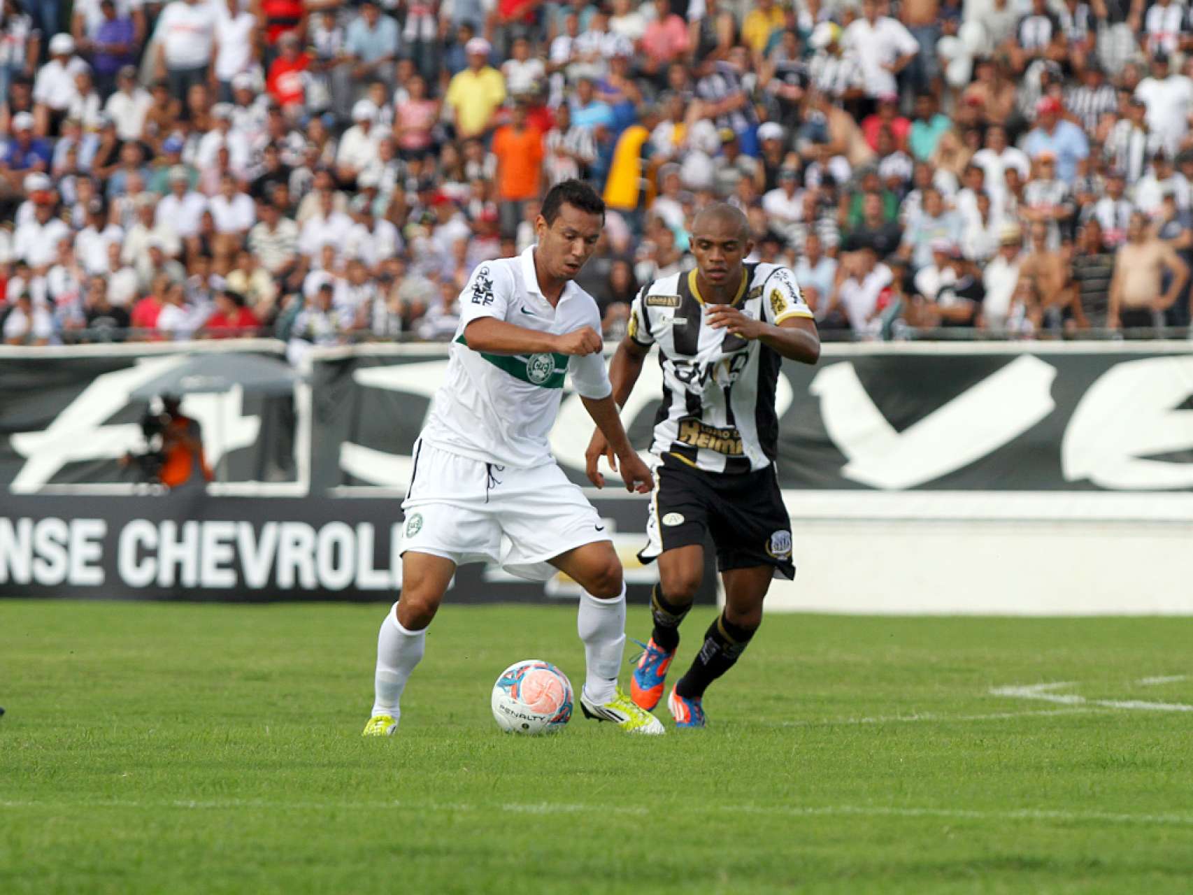 Mais experiente, Djair ganha confian�a com a estreia