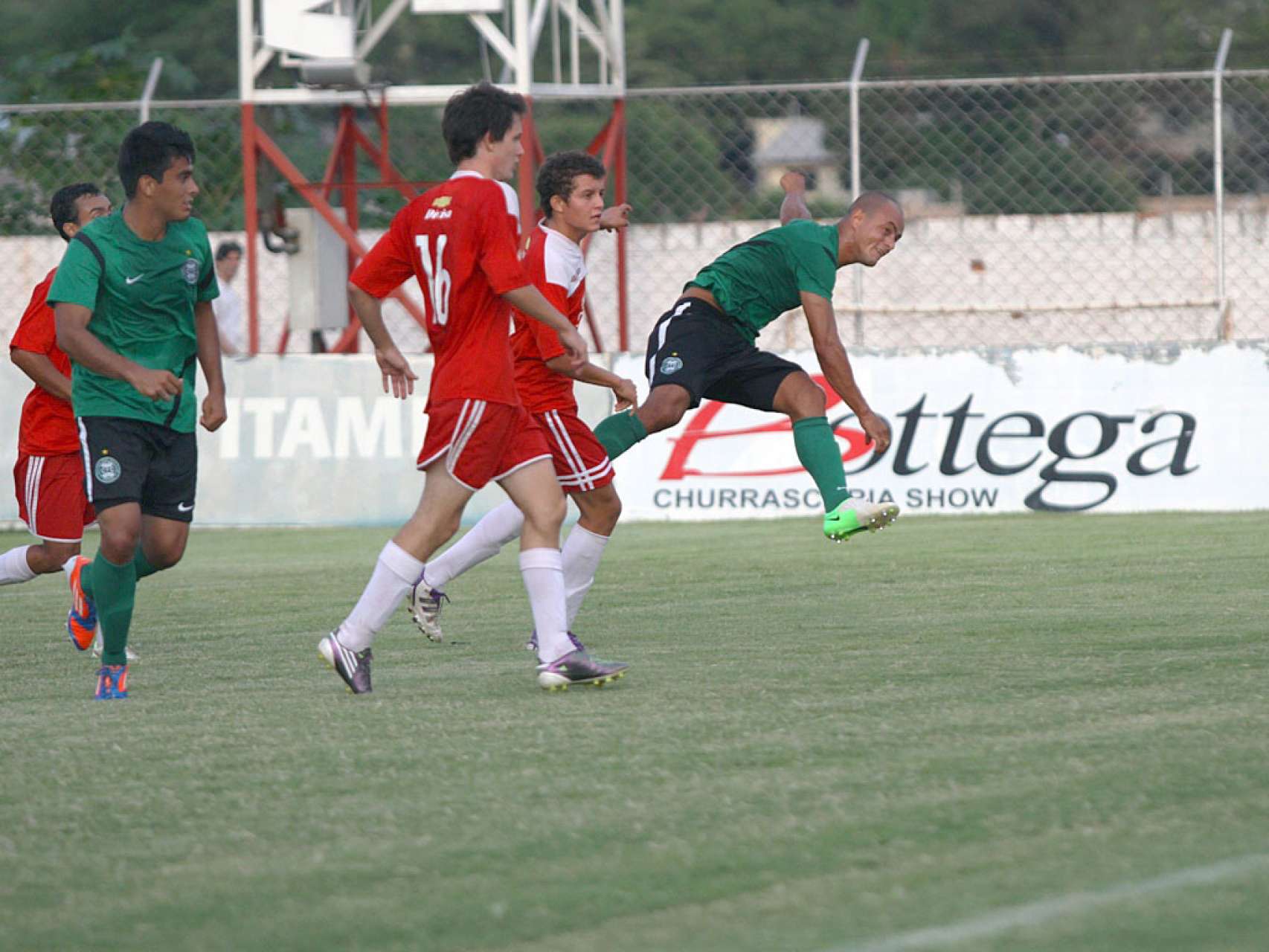 Confira imagens do jogo treino