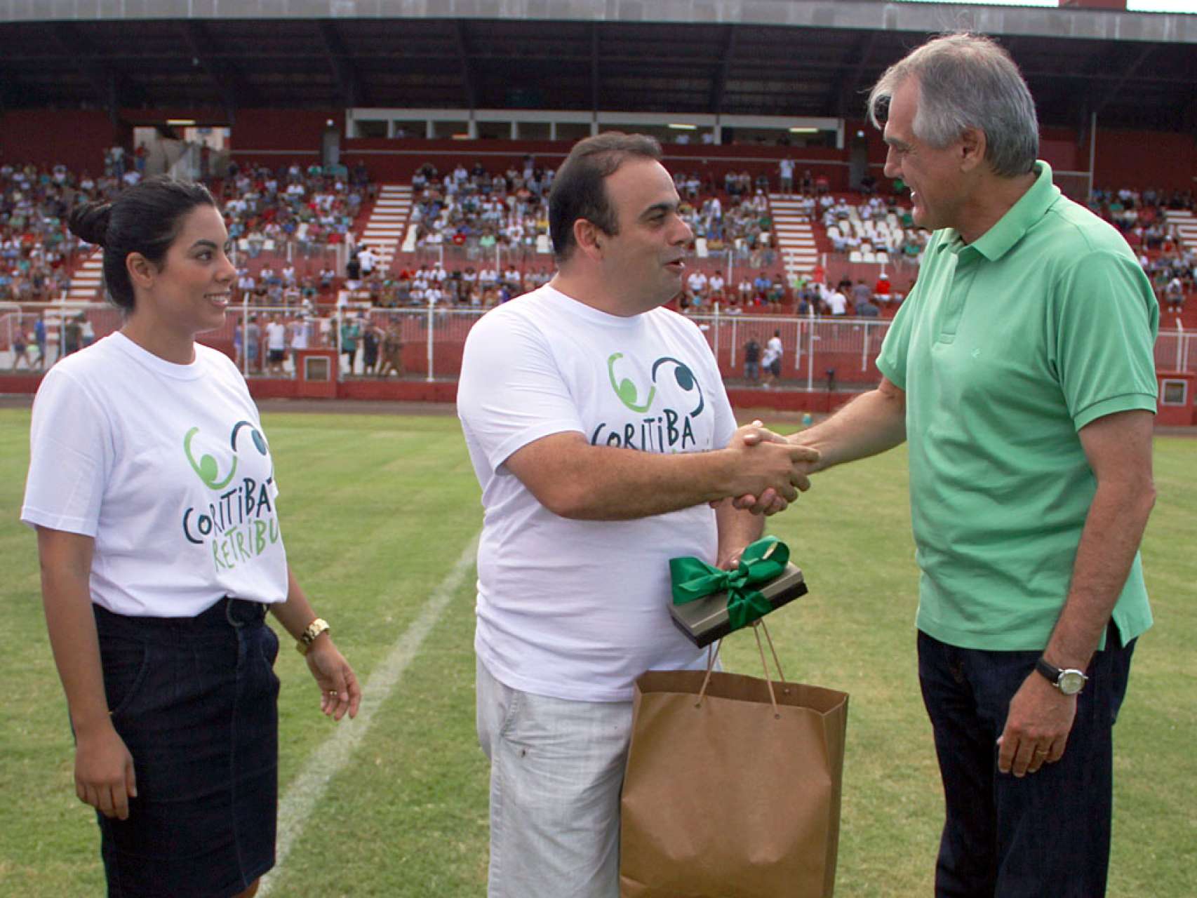 Treino do Coxa arrecada mais de duas toneladas de alimentos