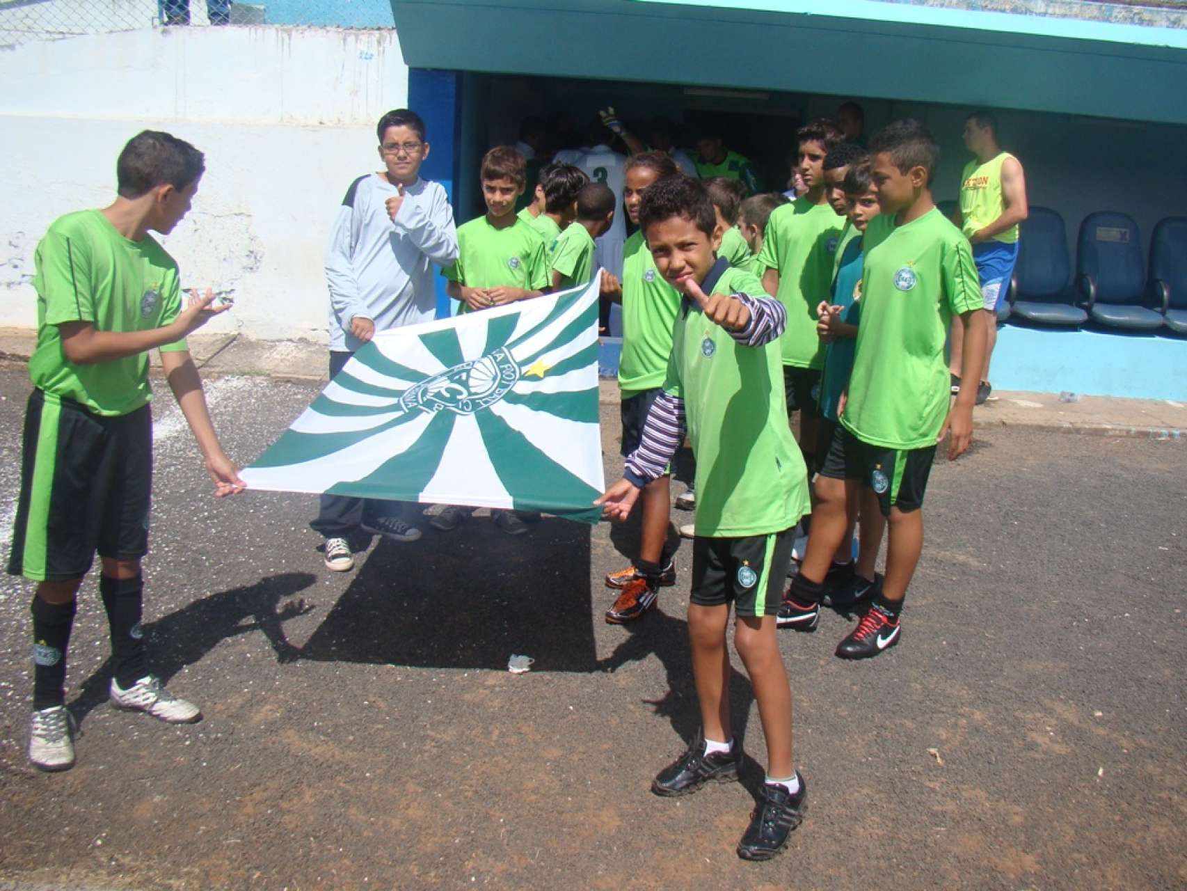Torcida alviverde faz festa com o Coxa em Mar�lia
