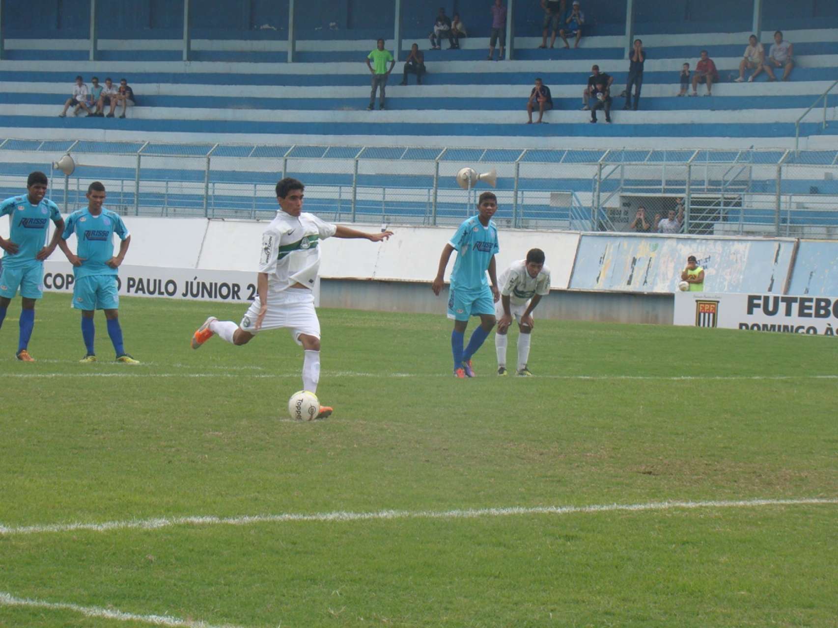 Coxa vence mais uma e est� classificado