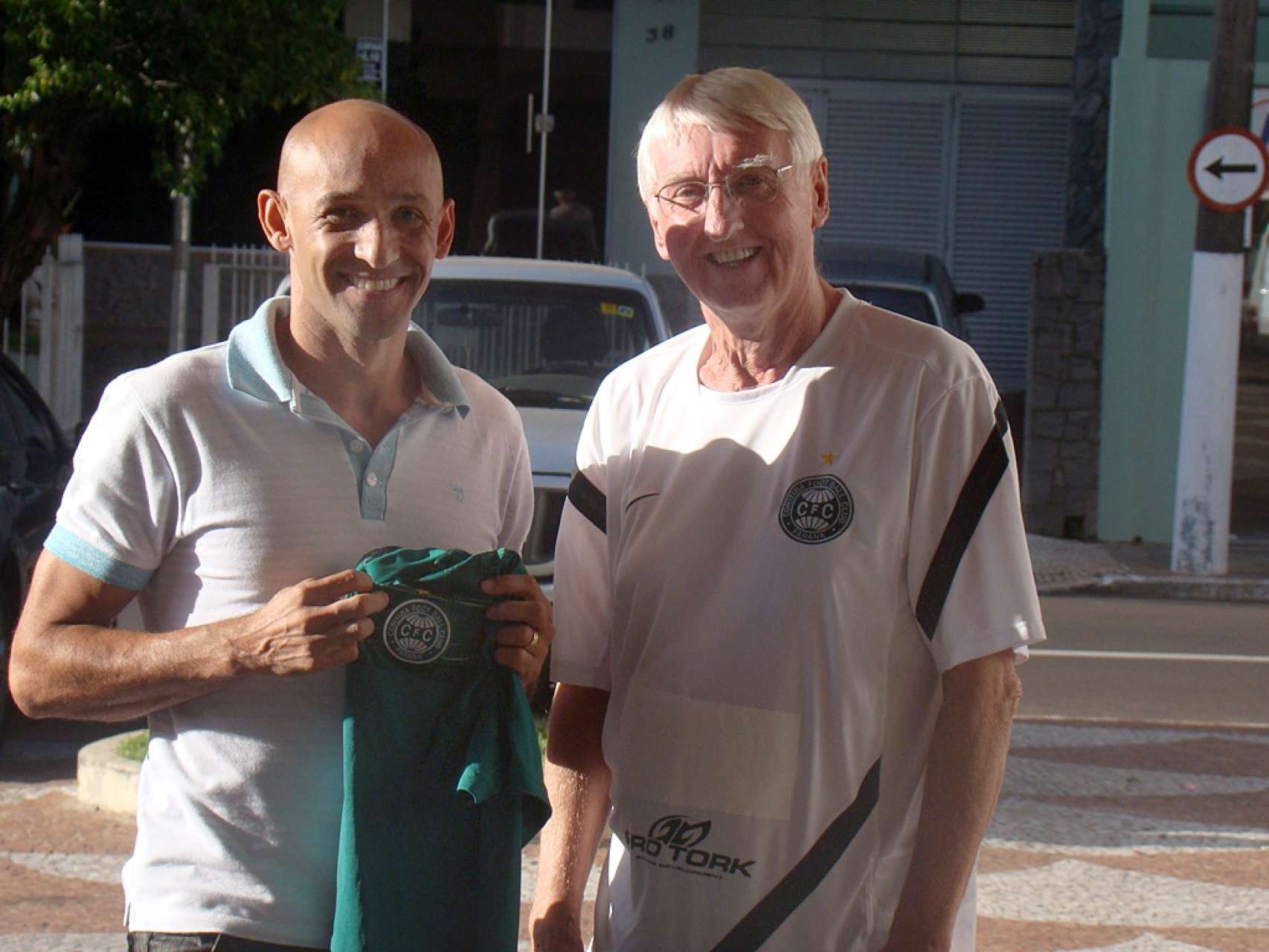 Bas�lio visita delega��o da Copa S�o Paulo
