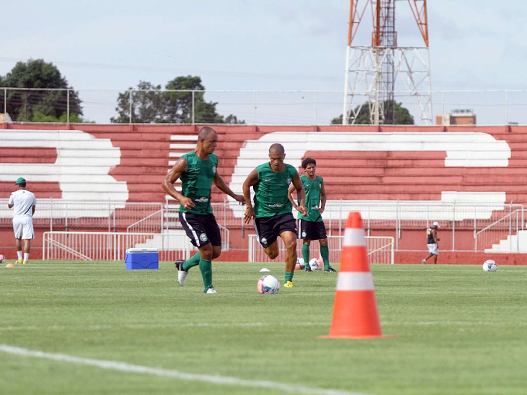 Coxa retorna a capital com for�a p� quente de Foz